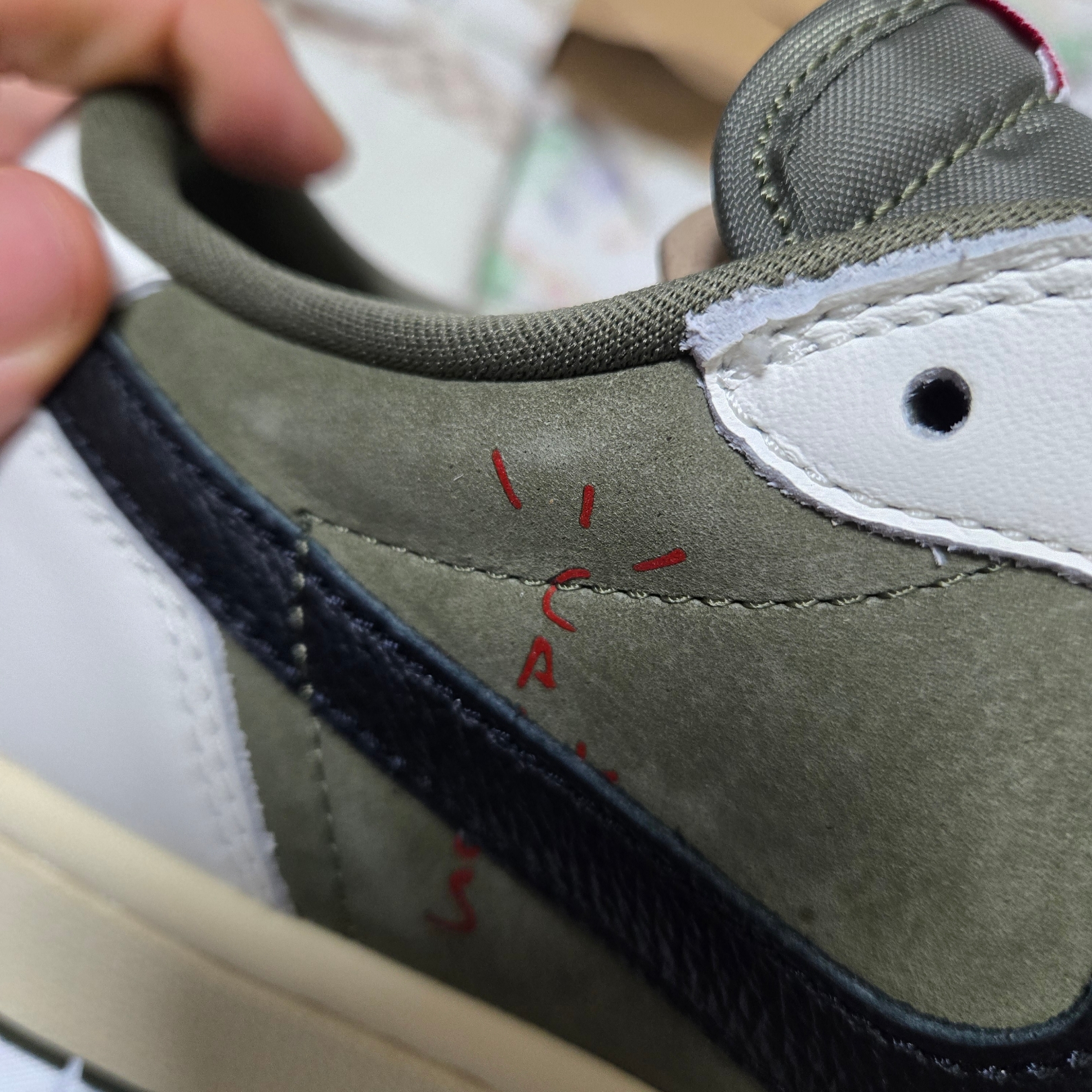 Jordan 1 x Travis Scott Retro Low OG SP Reverse Olive 착용 스타일 - 6