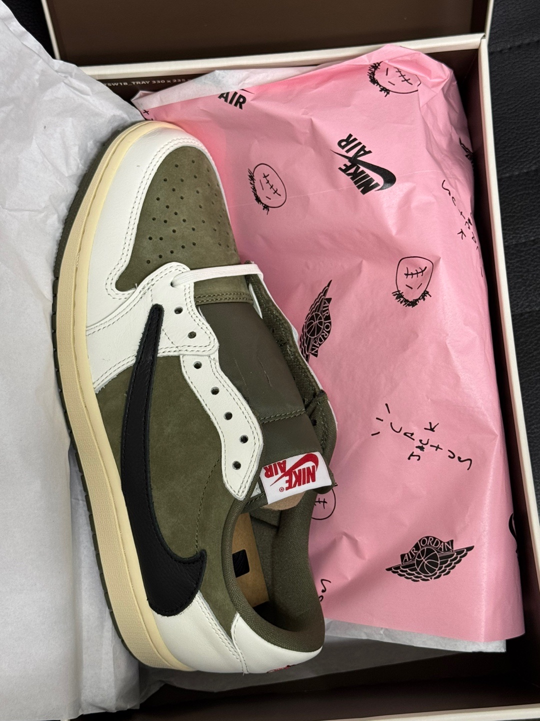 Jordan 1 x Travis Scott Retro Low OG SP Reverse Olive 착용 스타일