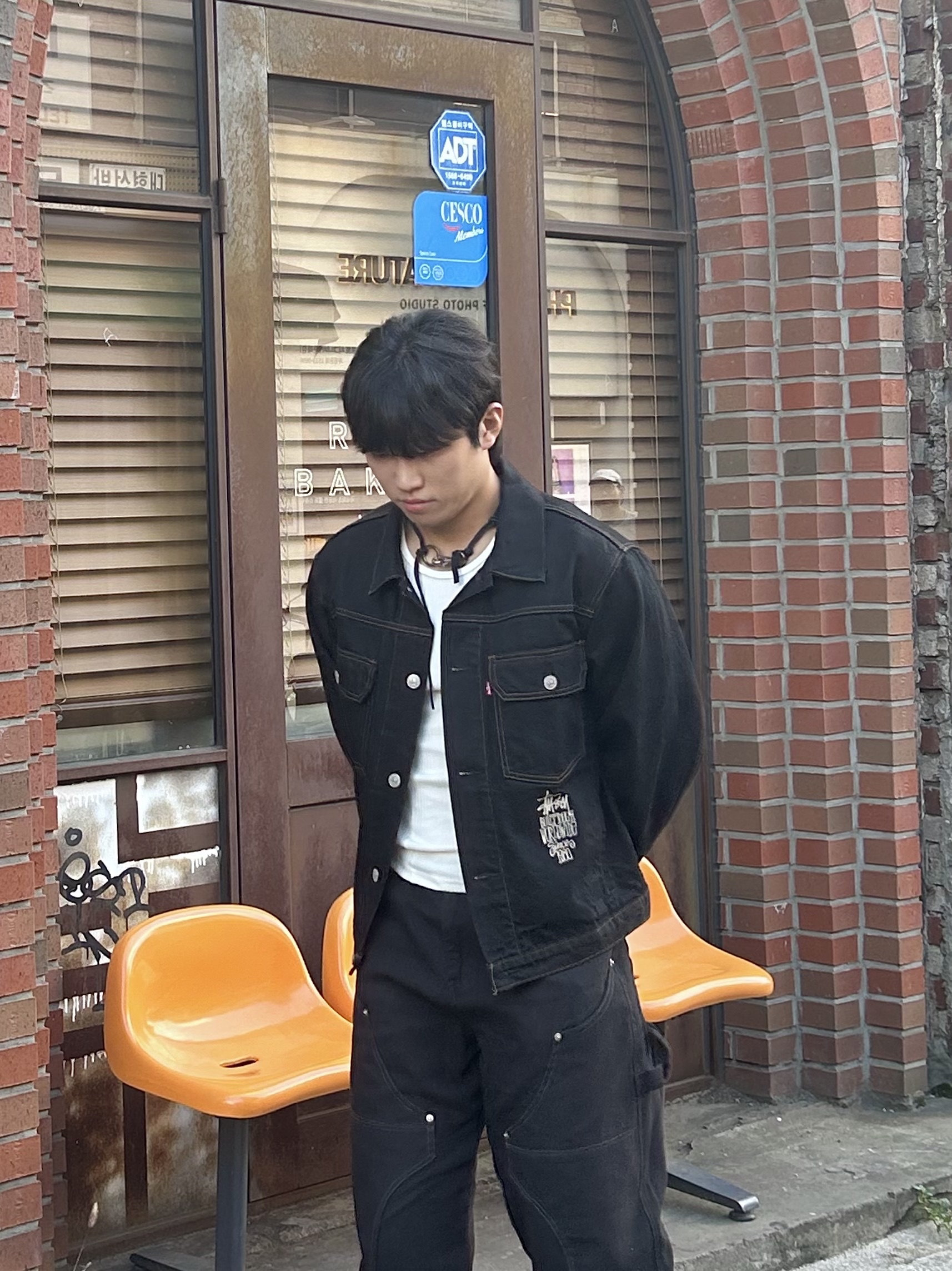 Stussy x Levi's Crispy Rinse Trucker Jacket Black, Nike Air Force 1 '07 Low Triple Black 착용 스타일 - 4
