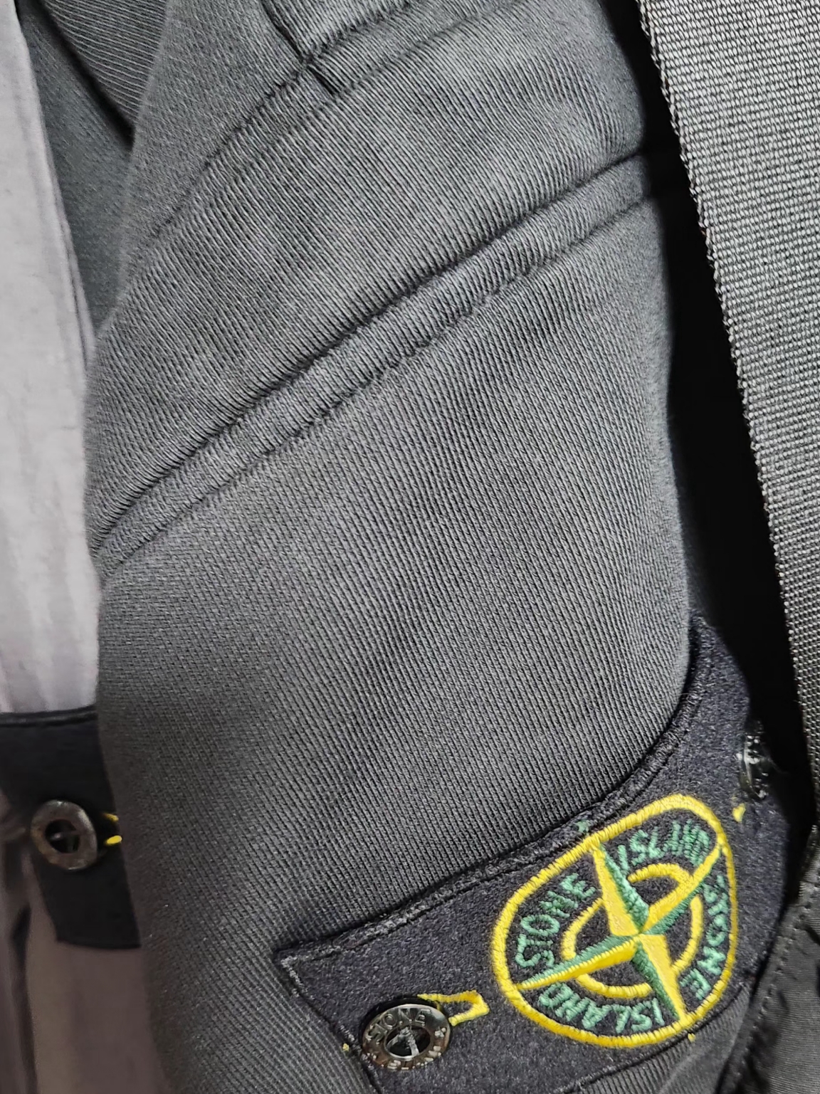 Stone Island 64651 Fleece Bermuda Shorts Black - 23SS 착용 스타일