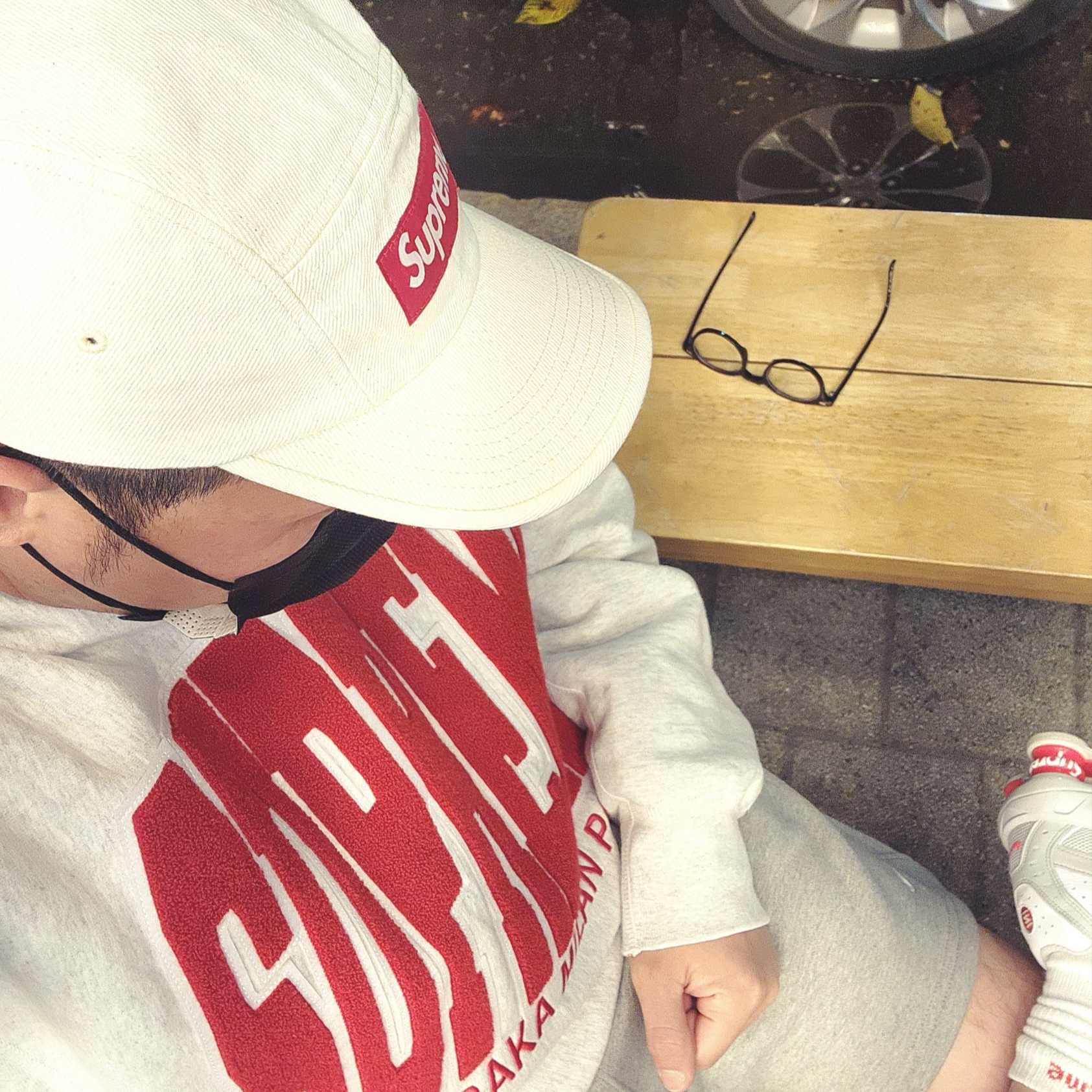 Supreme Cities Arc Crewneck Ash Grey - 21FW, Supreme Denim Camp Cap Natural - 23SS 착용 스타일 - 1