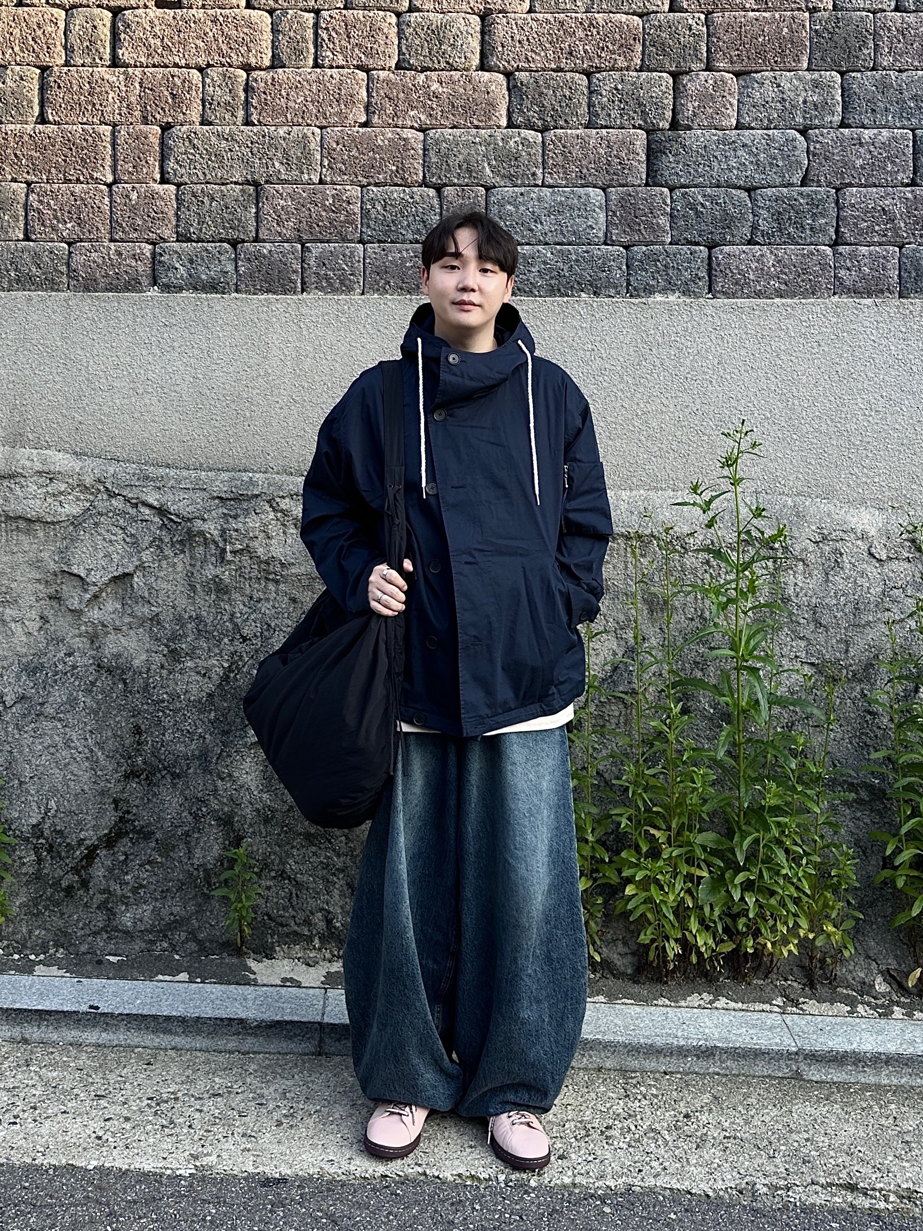 Adidas x Brain Dead Stan Smith Vapour Pink Core Black, COS Canopy Nylon Oversized Crossbody Bag Black 착용 스타일 - 3