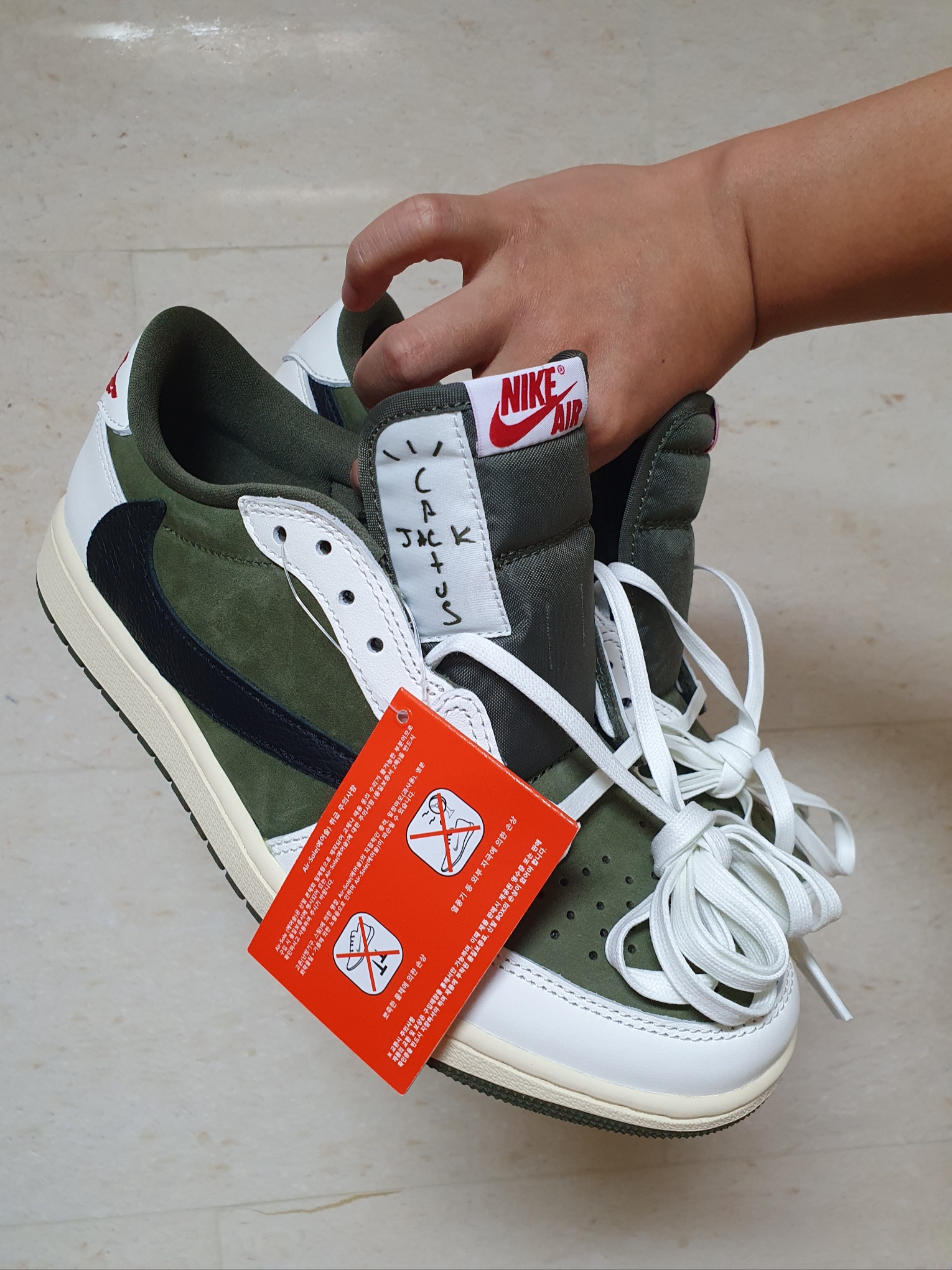 Jordan 1 x Travis Scott Retro Low OG SP Reverse Olive 착용 스타일 - 1