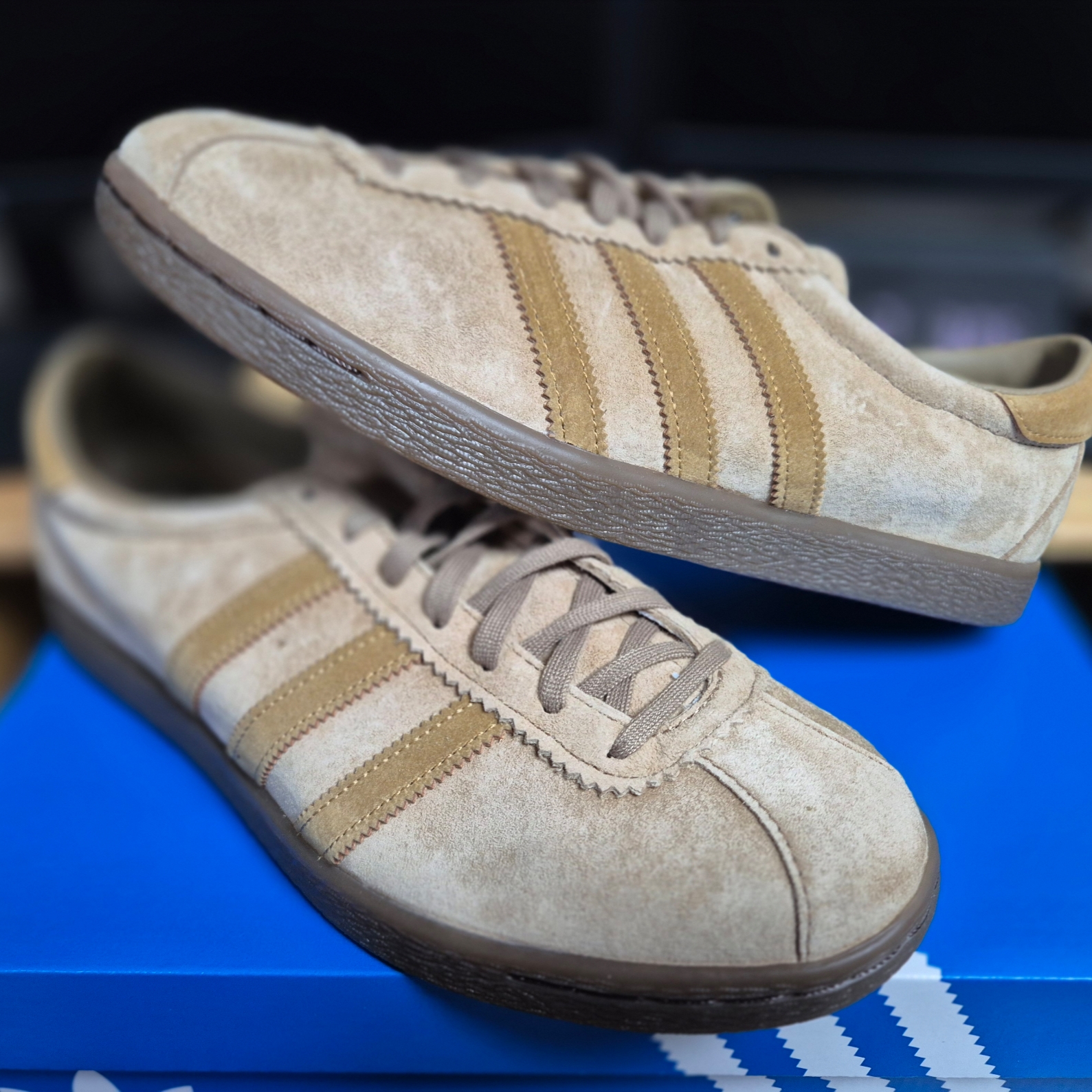 Adidas Tobacco Pantone Mesa 착용 스타일