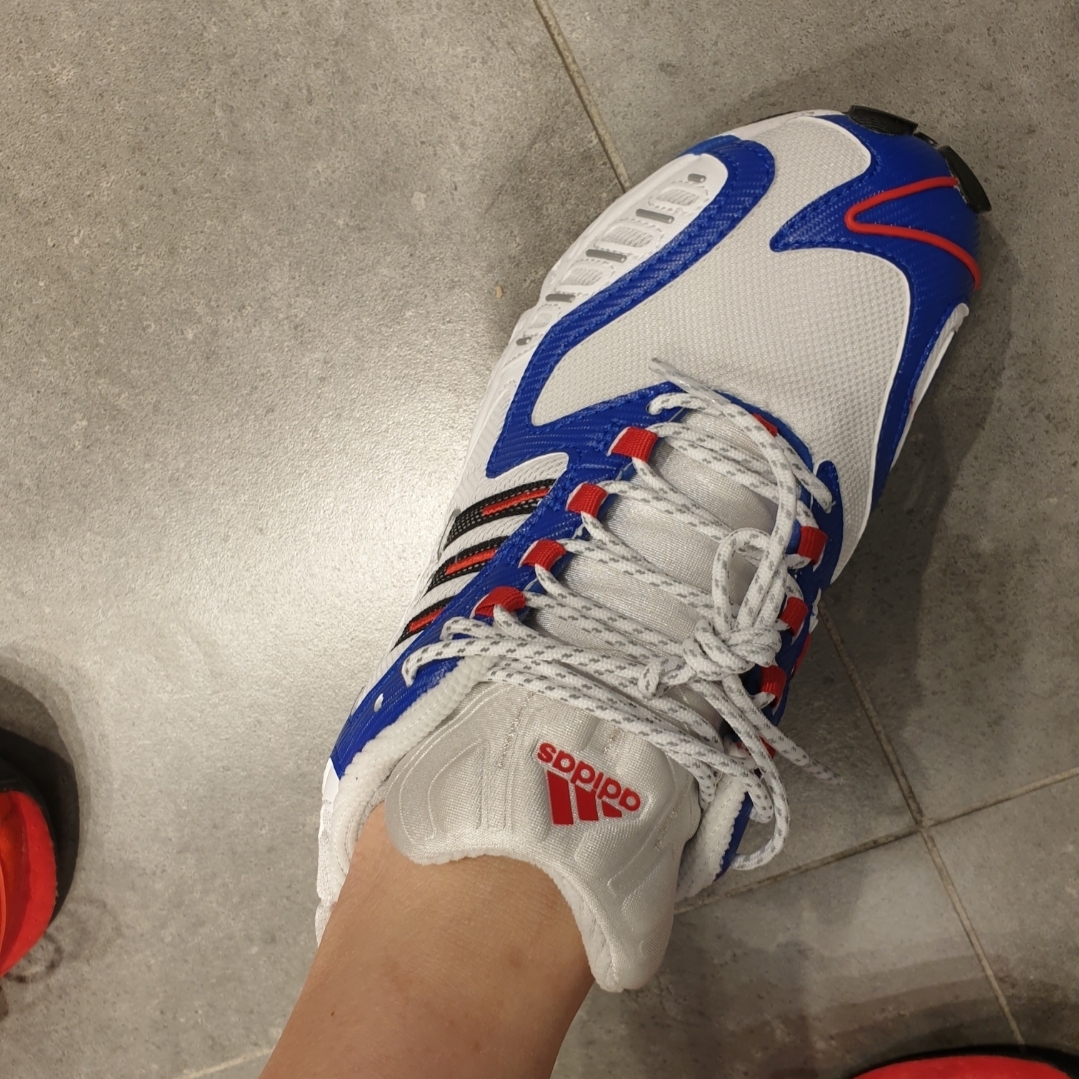 Adidas Torsion TRDC Cloud White Royal Blue 착용 스타일