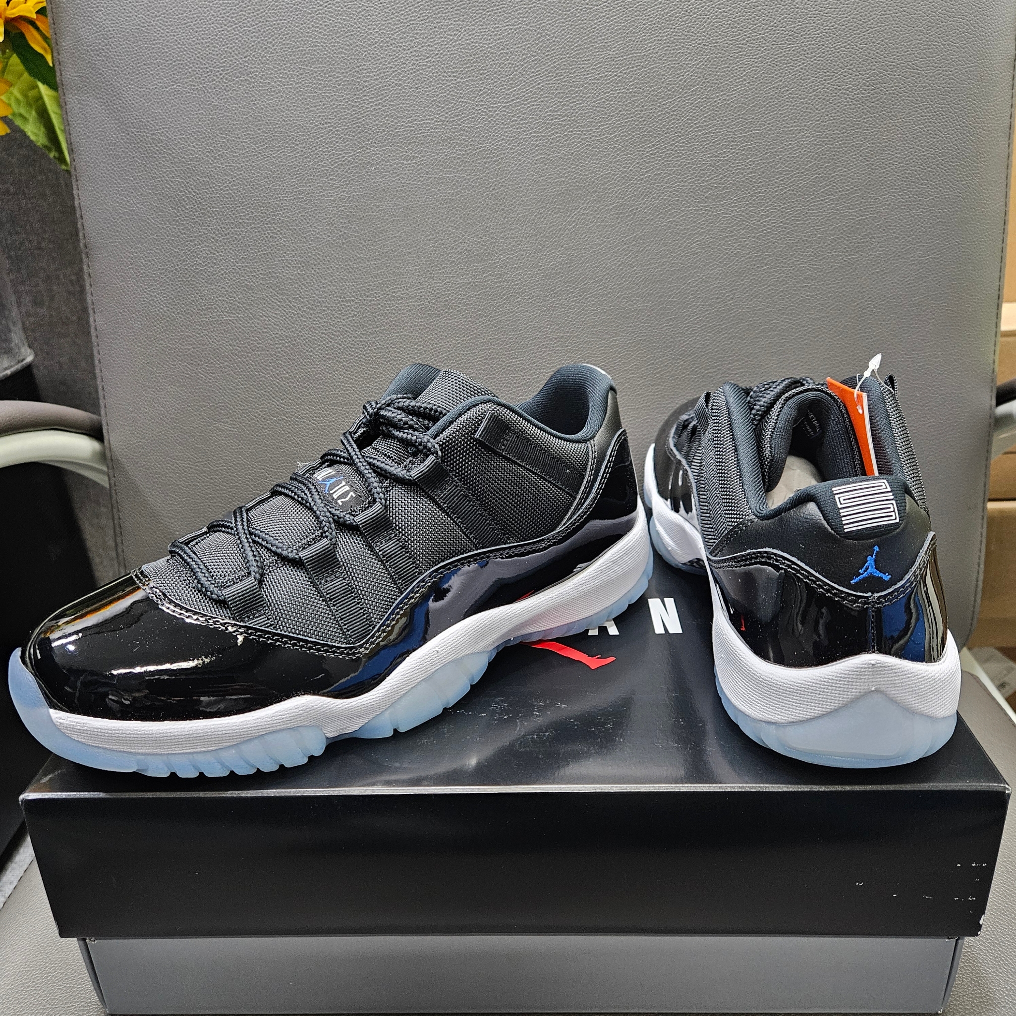 Jordan 11 Retro Low Black and Varsity Royal 착용 스타일