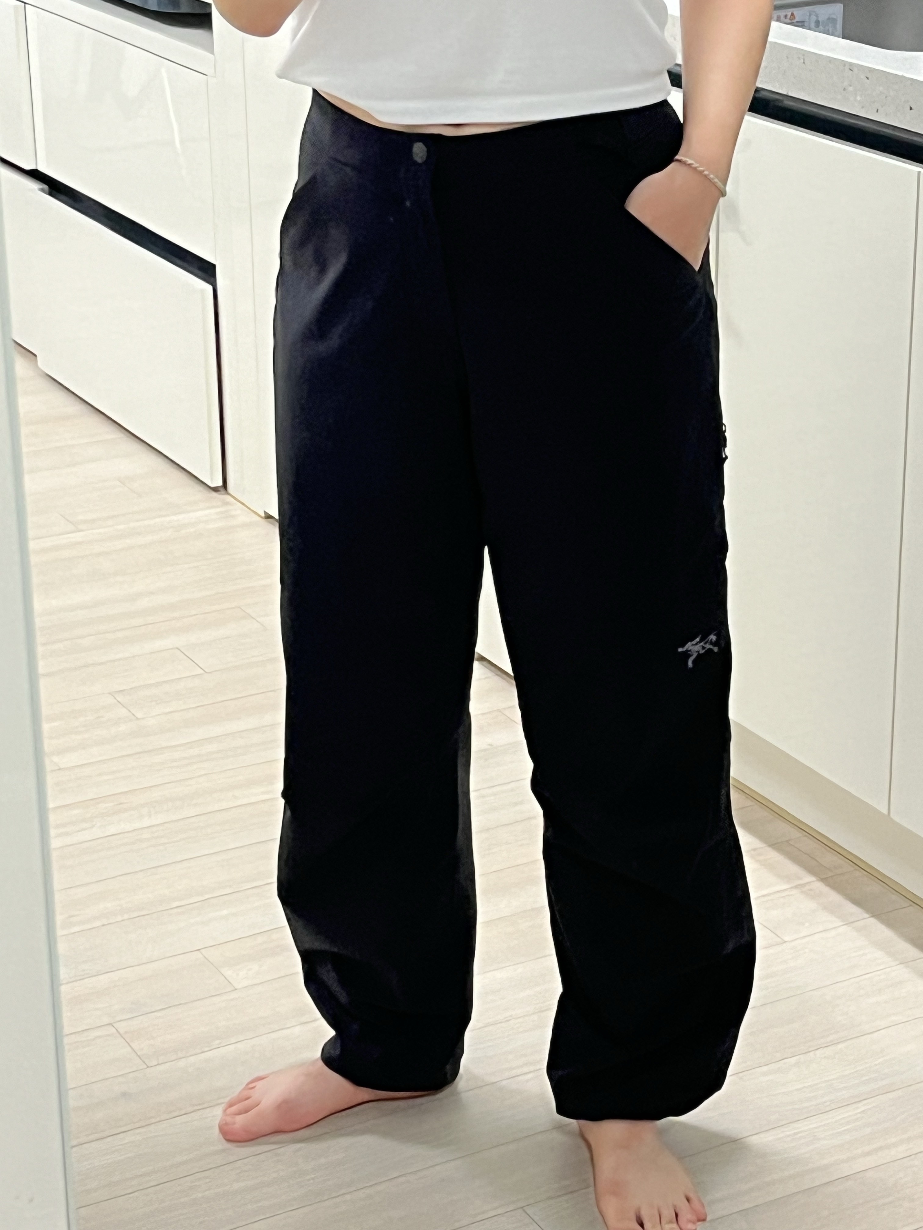 (W) Arc'teryx Clarkia Wide Leg Pants Black 착용 스타일 - 1
