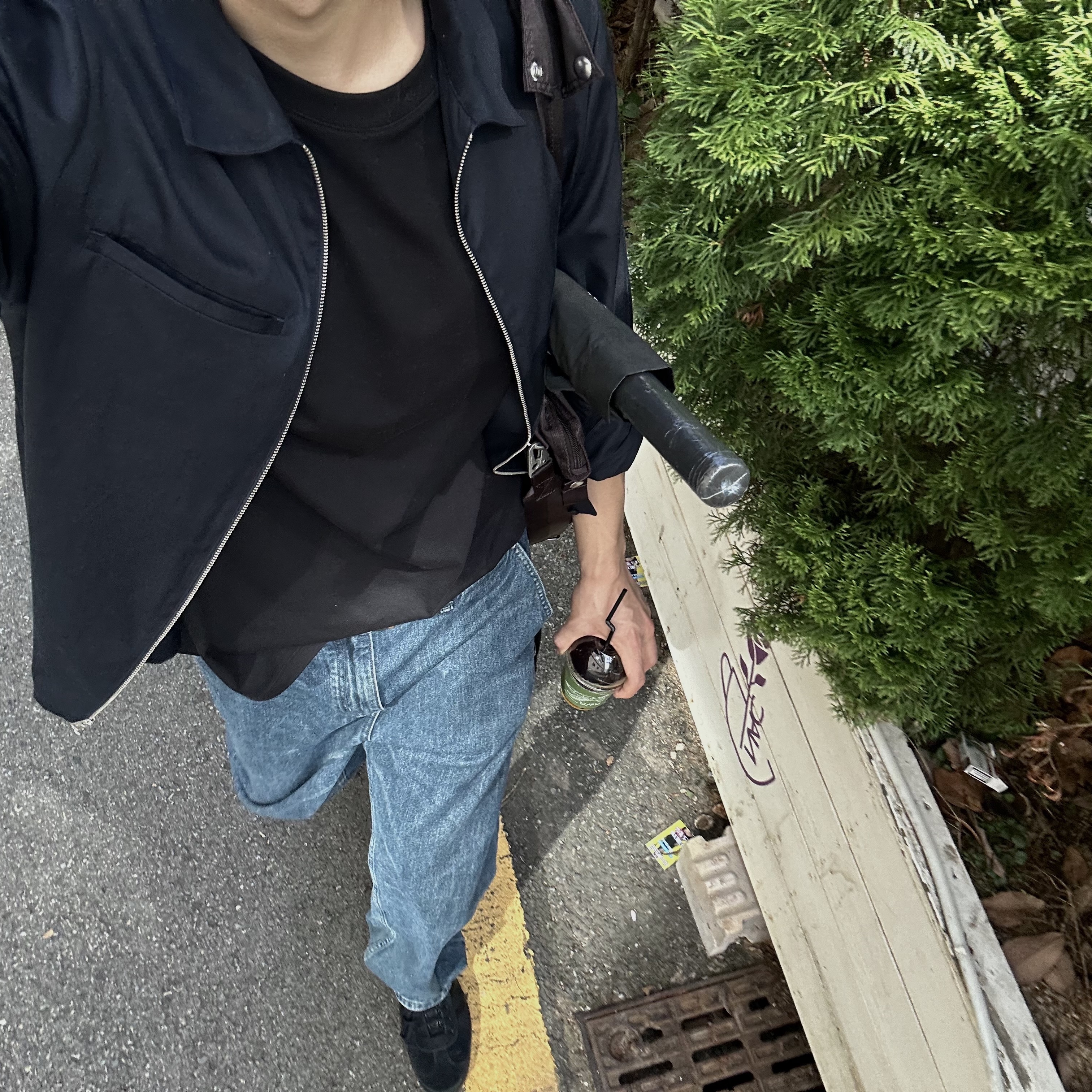 Adidas Gazelle Triple Black 착용 스타일 - 2