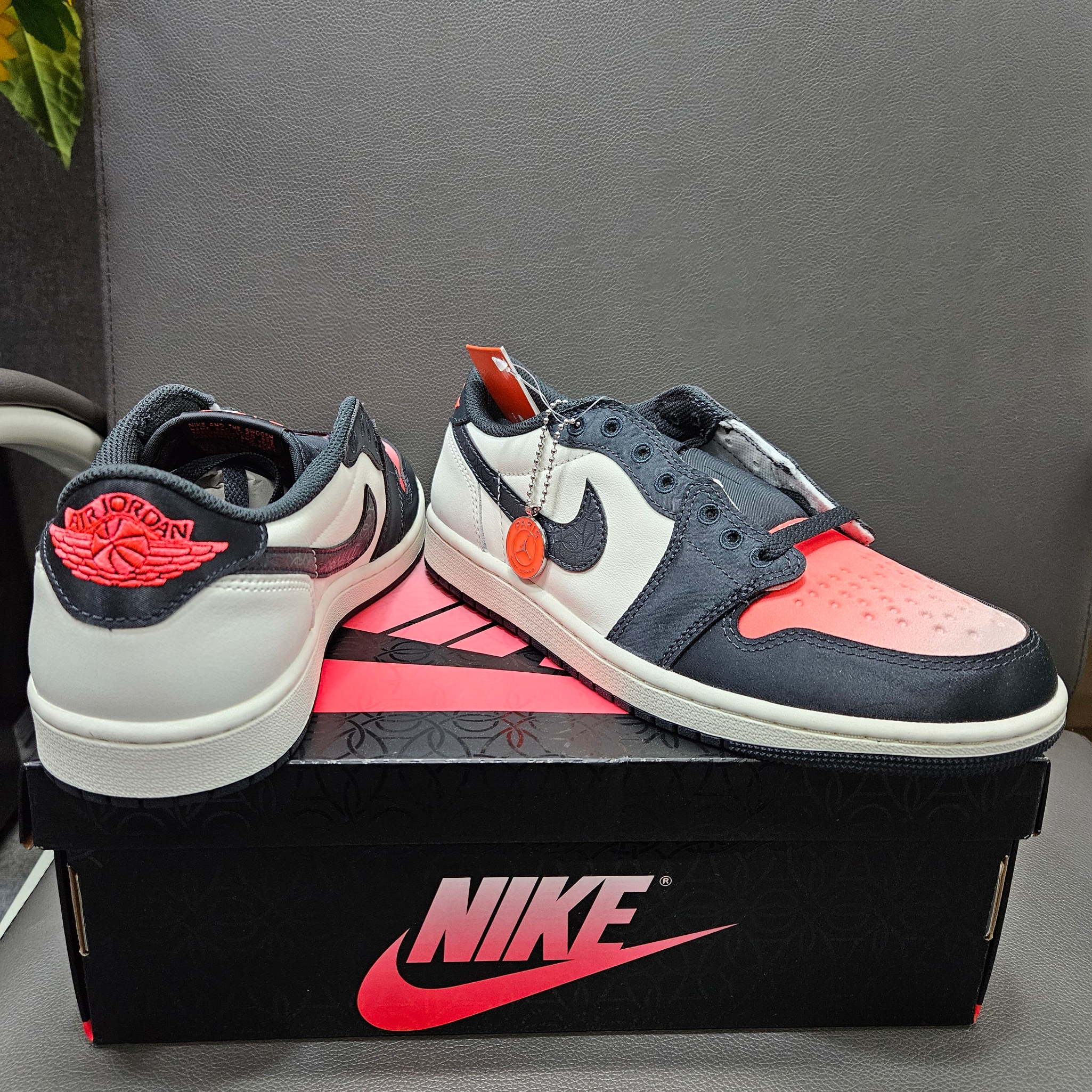 Jordan 1 x Paris Saint-Germain Retro Low OG Sail and Off Noir 착용 스타일