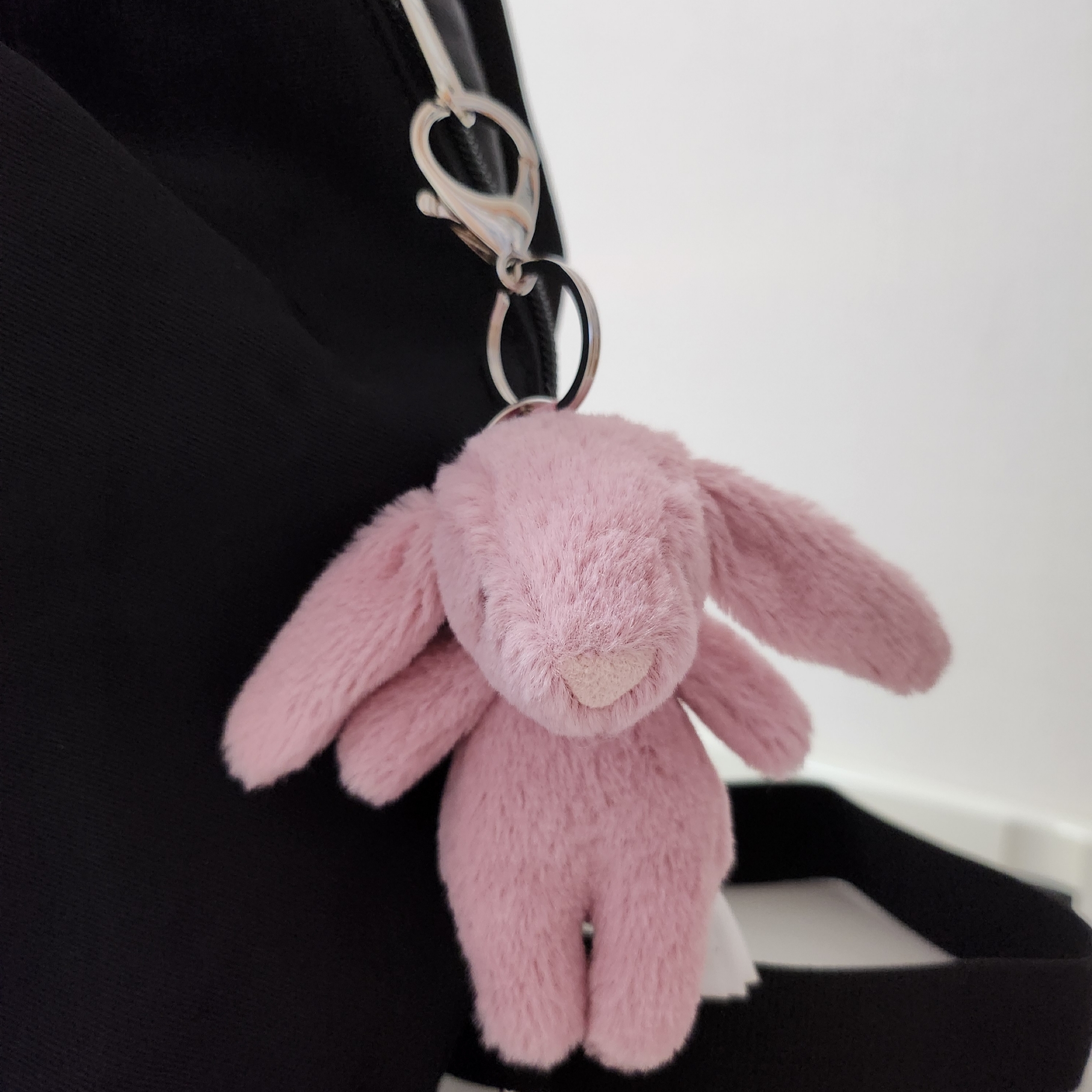 Jellycat Bashful Bunny Bag Charm Tulip, Emis Logo Mini Backpack Black 착용 스타일 - 1