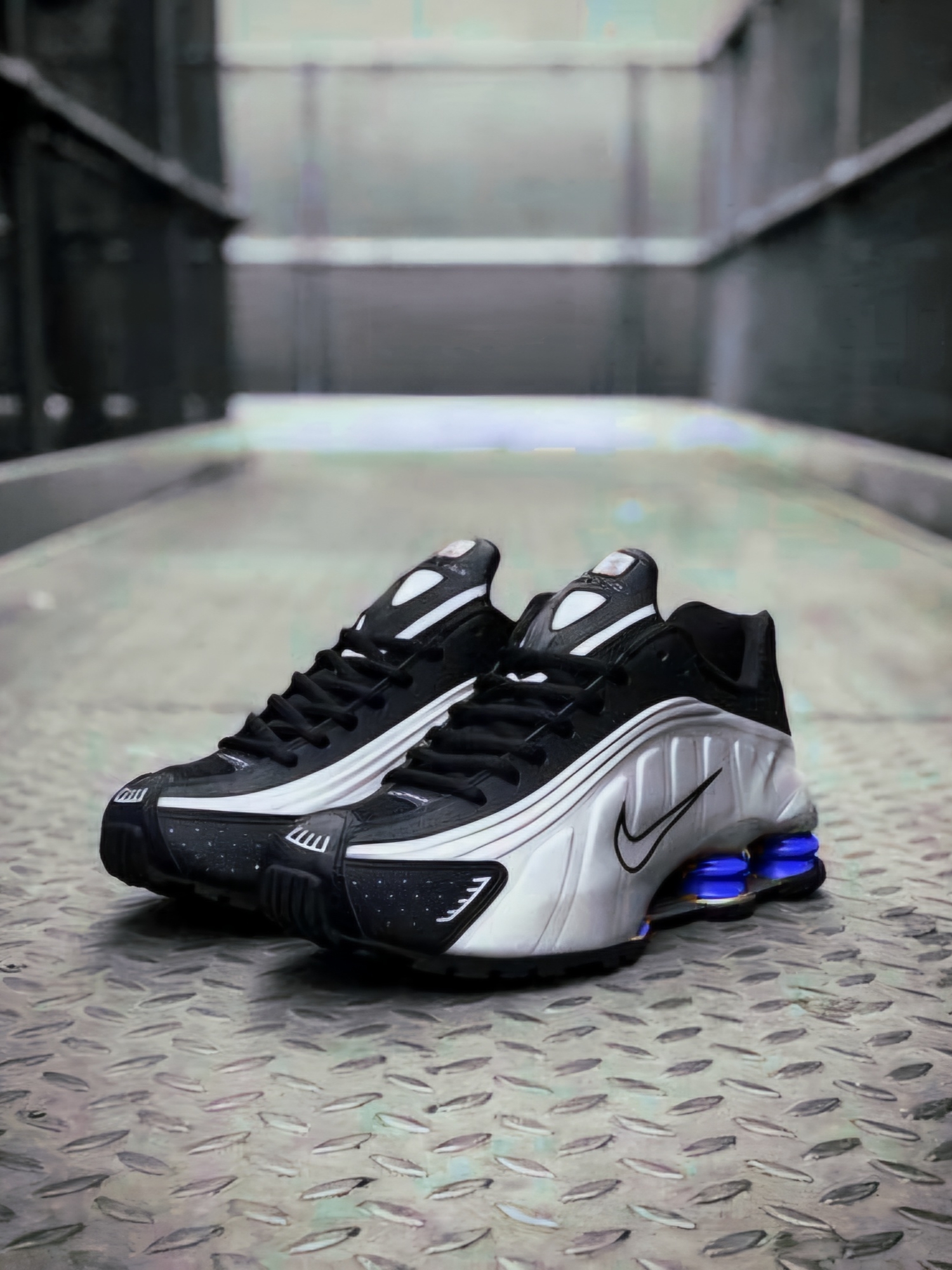 (W) Nike Shox R4 Metallic Silver and Black 착용 스타일