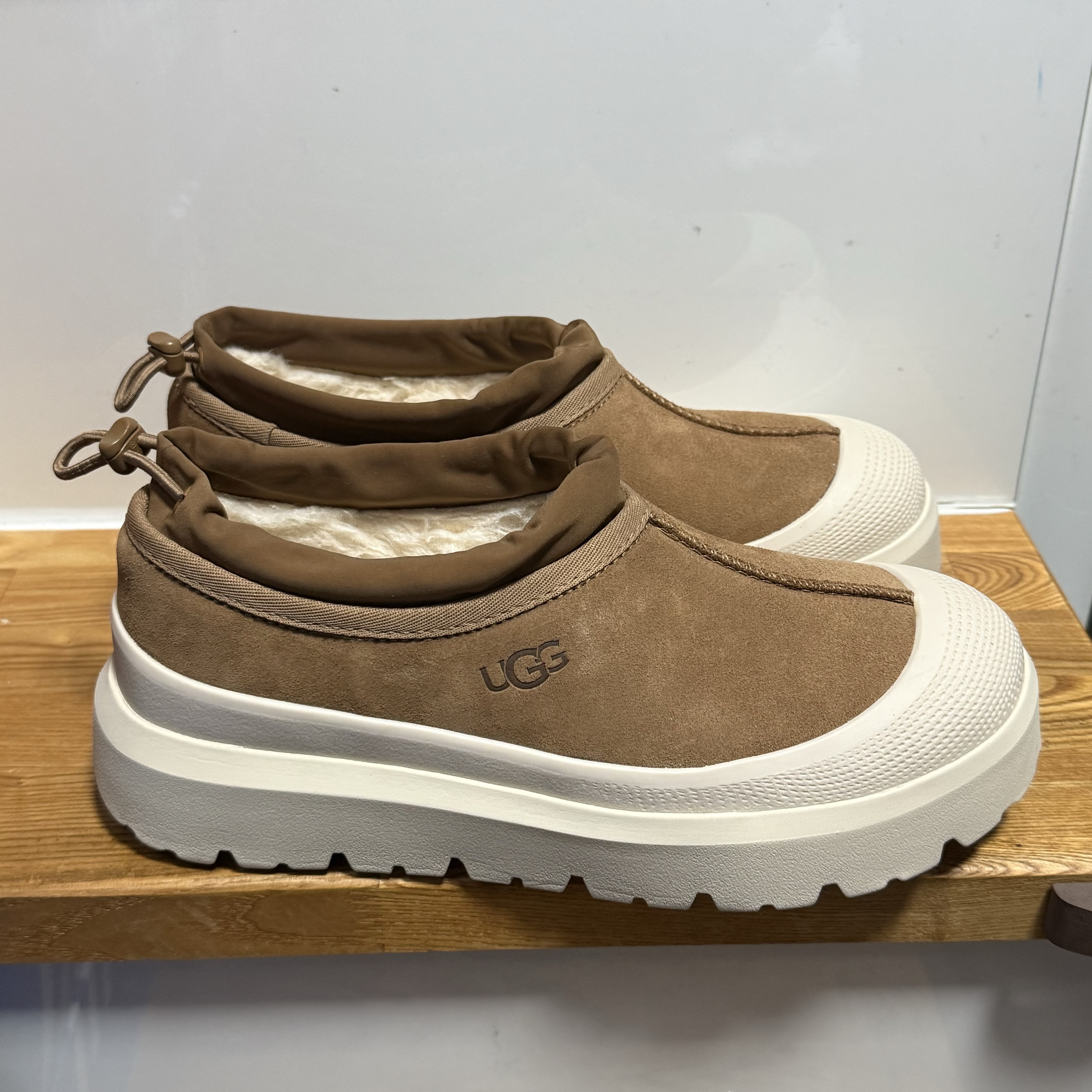 UGG Tasman Weather Hybrid Chestnut Whitecap 착용 스타일