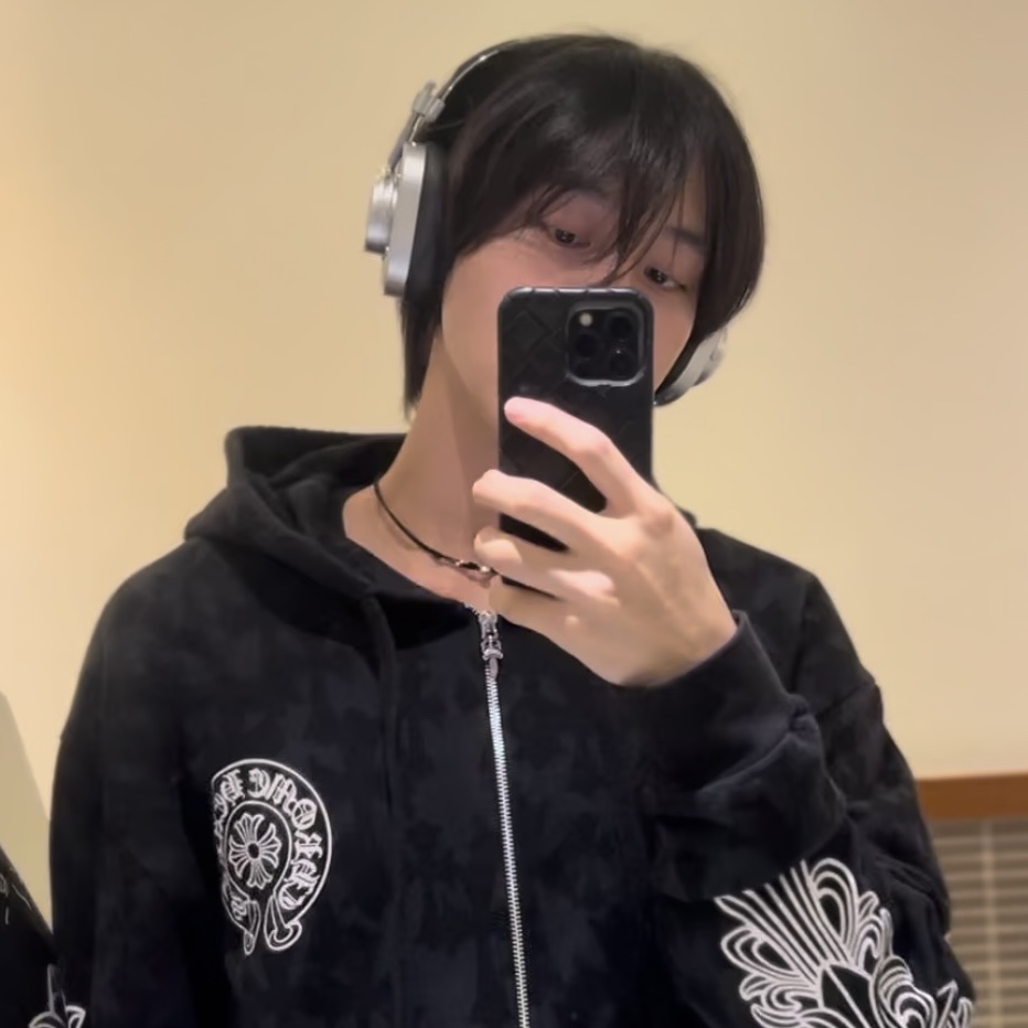 Master & Dynamic x Celine Headphones Smooth Calfskin Black 착용 스타일
