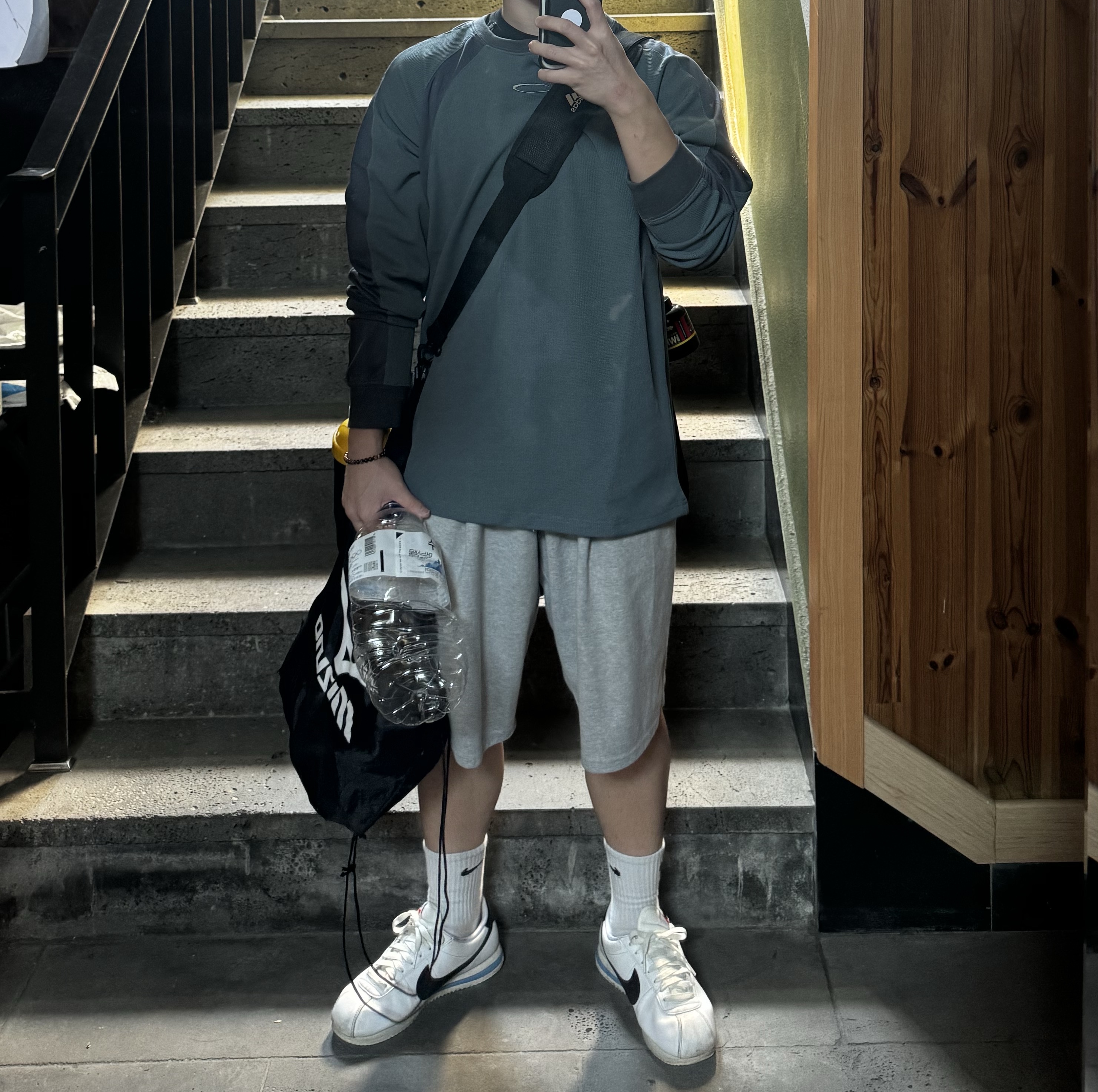 Nike Cortez White and Black 착용 스타일 - 1