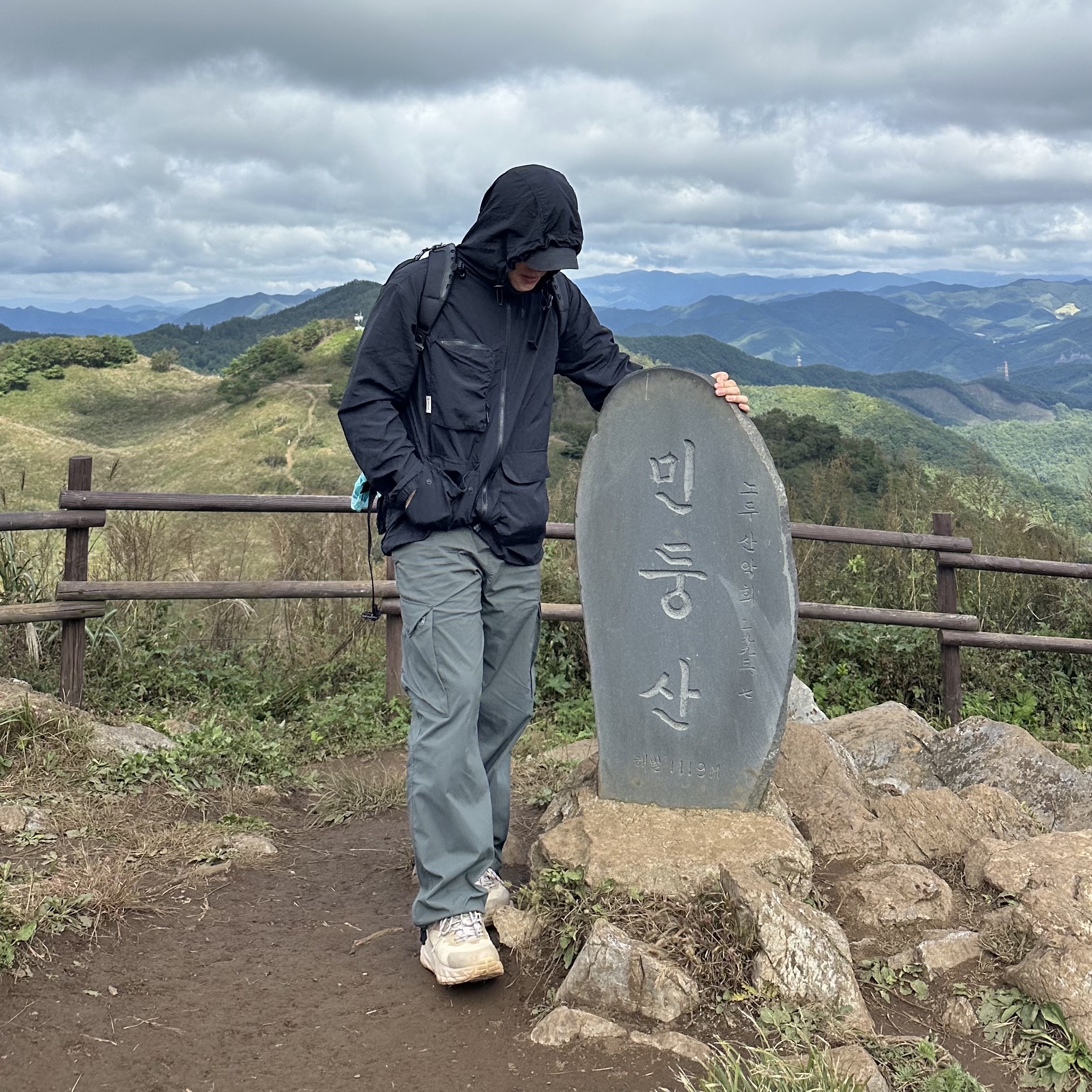 Hoka Kaha Gore-Tex Tan, Arc'teryx Arro 22 Backpack 24K Black 착용 스타일