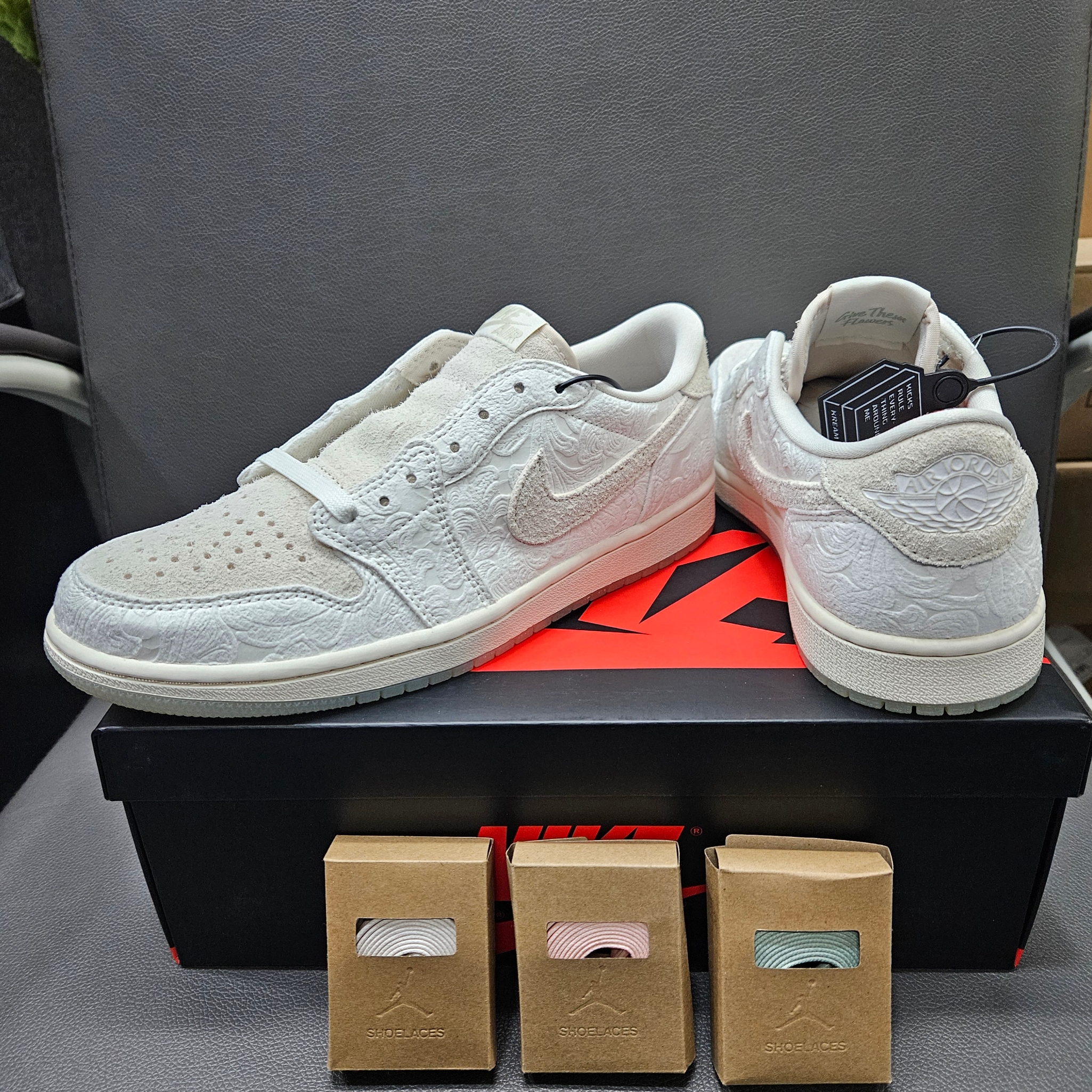 Jordan 1 x Chris Paul Retro Low OG Light Cream and Sail 착용 스타일