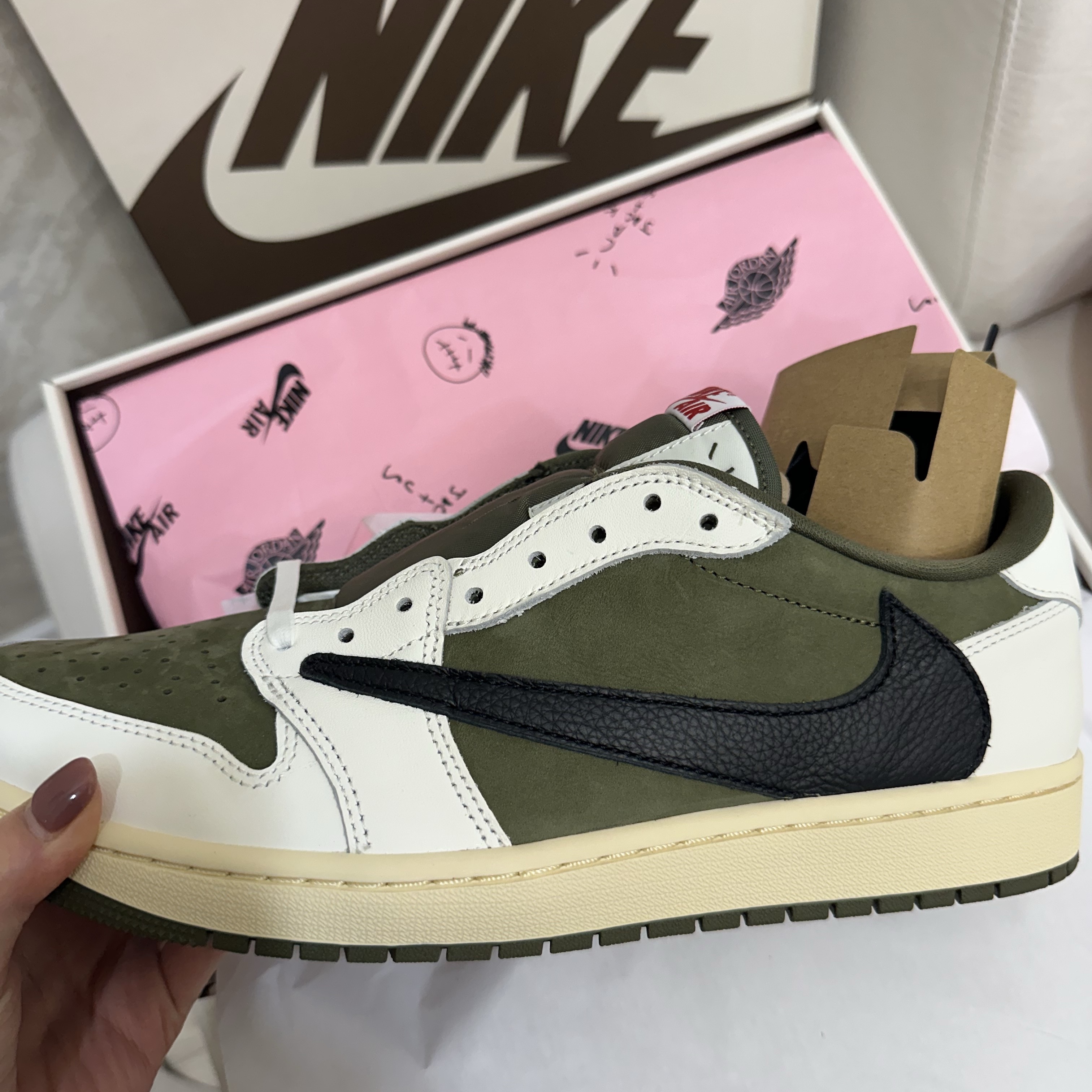 Jordan 1 x Travis Scott Retro Low OG SP Reverse Olive 착용 스타일