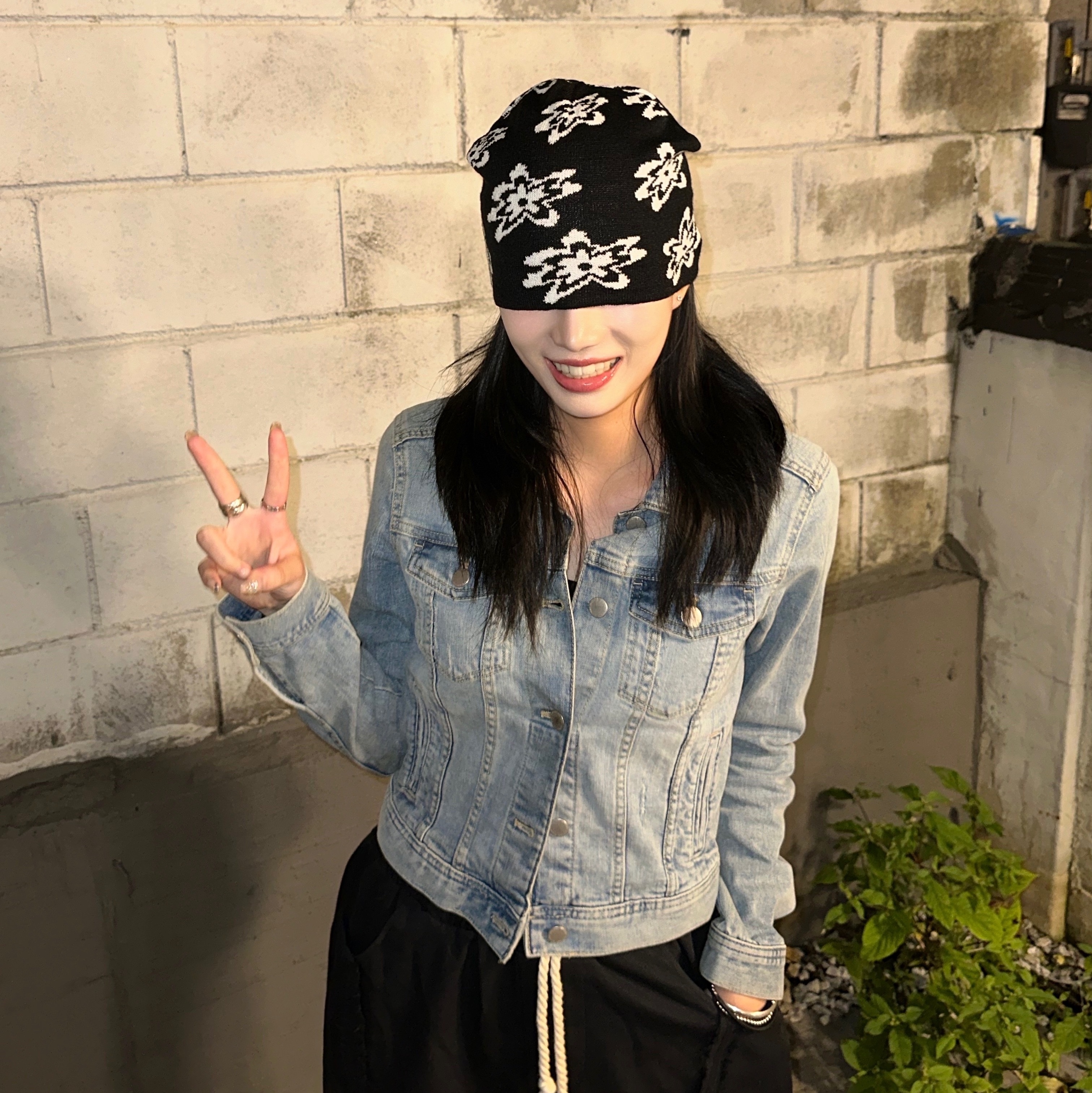 Aeae Jacquard Flower Beanie Black, Crocs Classic Glitter Lined Clog Black Silver 착용 스타일 - 2