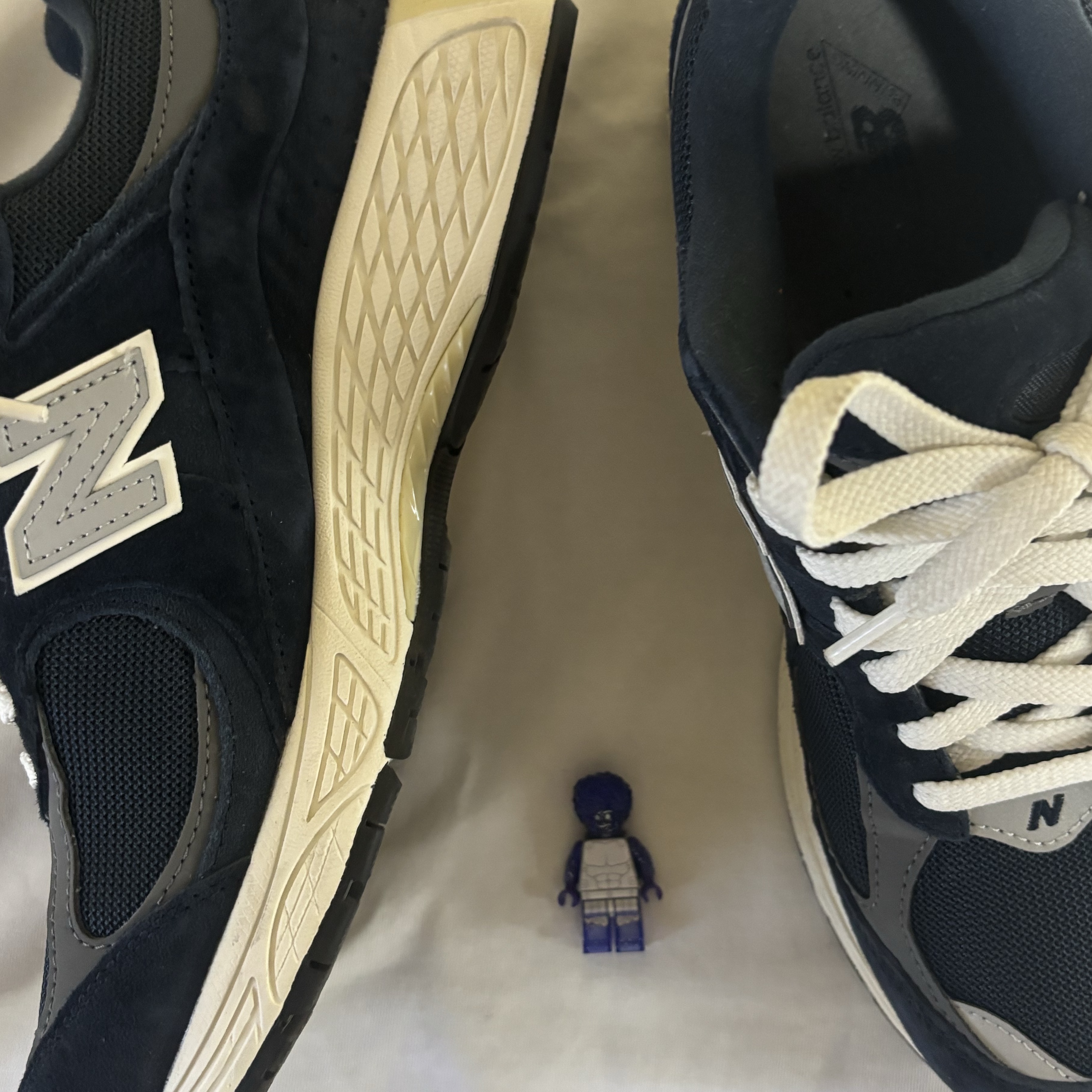 New Balance 2002R Eclipse Castlerock 착용 스타일