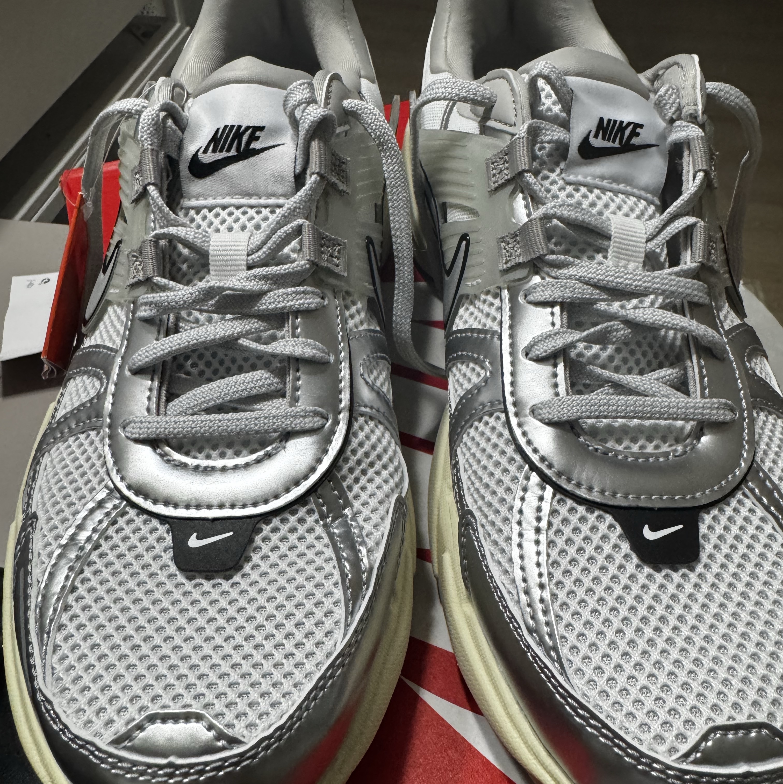 Nike V2K Run Pure Platinum Light Iron Ore 착용 스타일 - 1