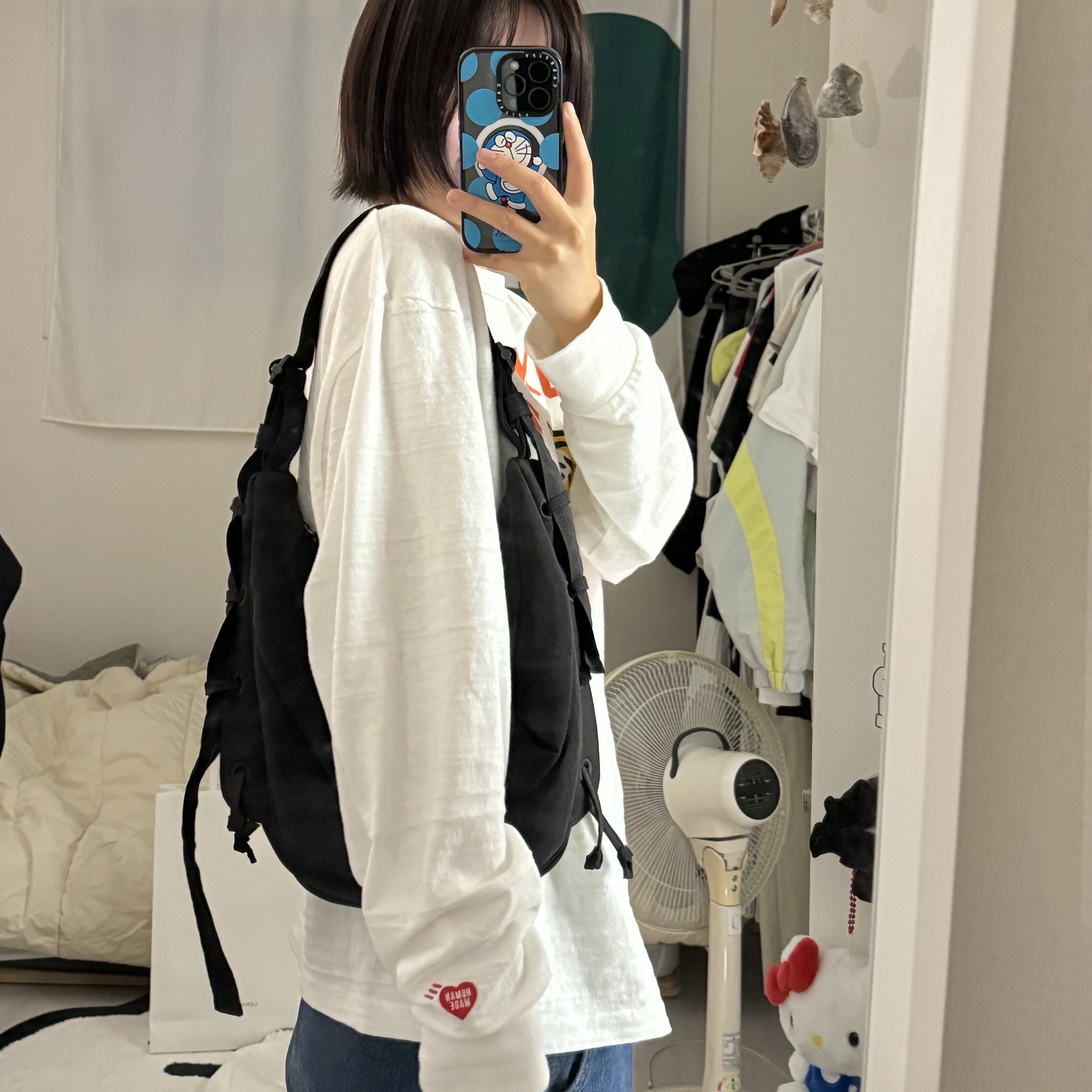Human Made Graphic L/S T-Shirt White, Lemaire Small Soft Game Bag Nylon Canvas Black 착용 스타일 - 1