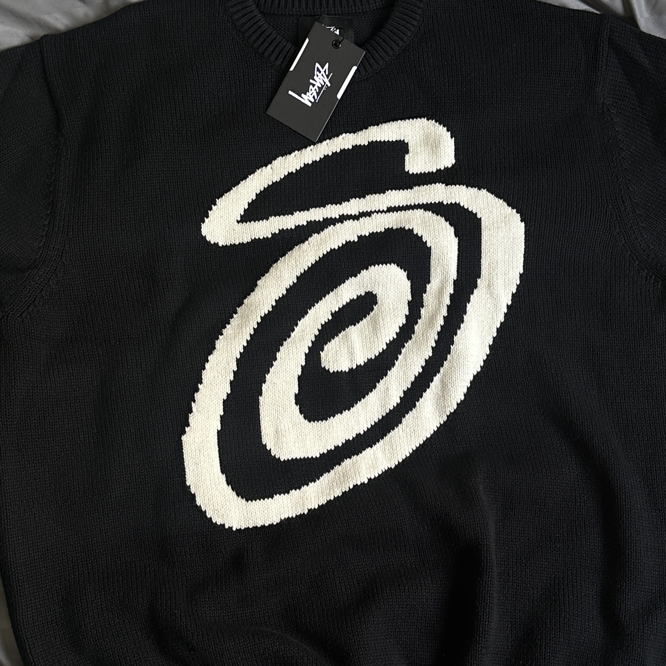 Stussy Curly S Sweater Black 착용 스타일