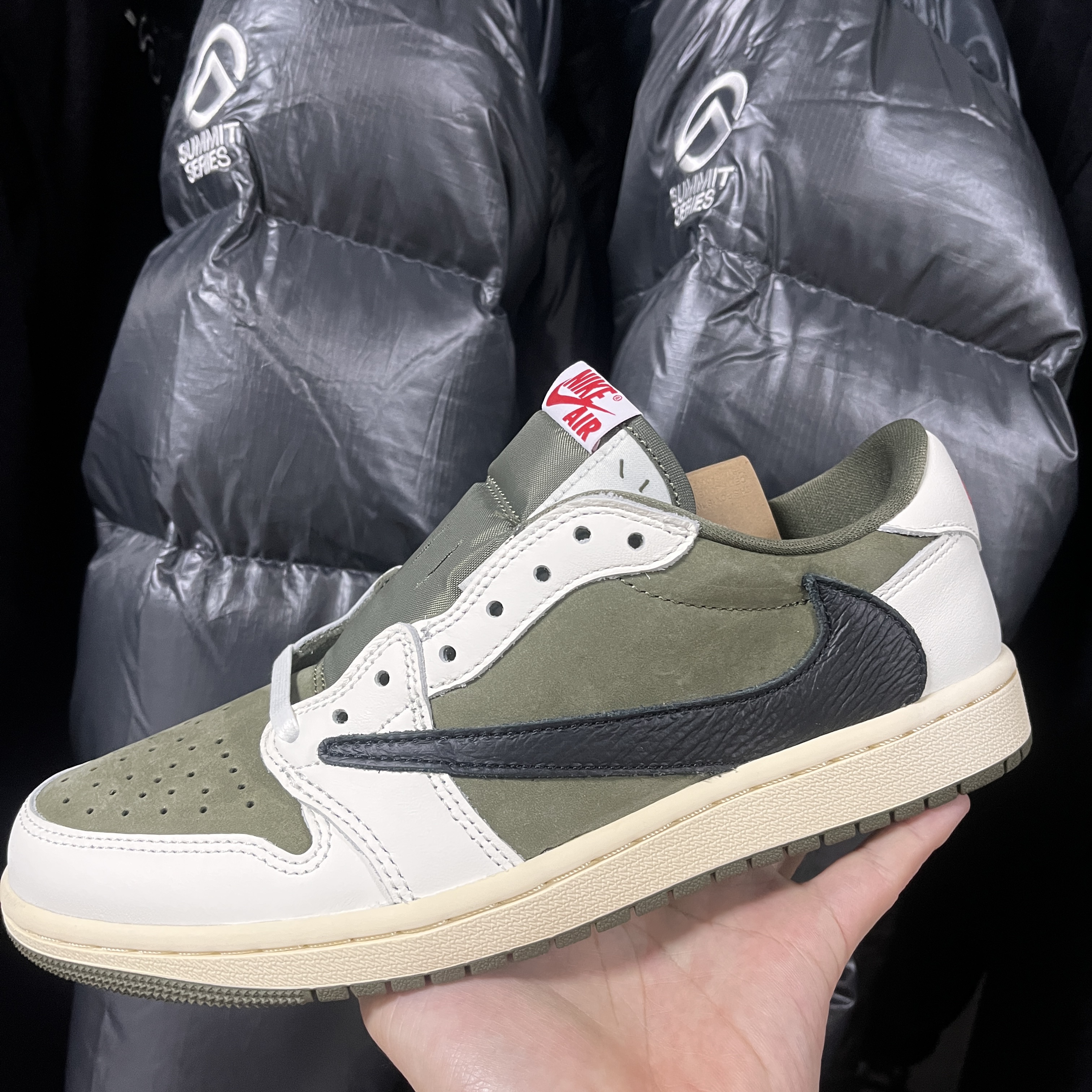 Jordan 1 x Travis Scott Retro Low OG SP Reverse Olive, The North Face Quantum Nuptse RDS Down Jacket Silver Gray 착용 스타일 - 1