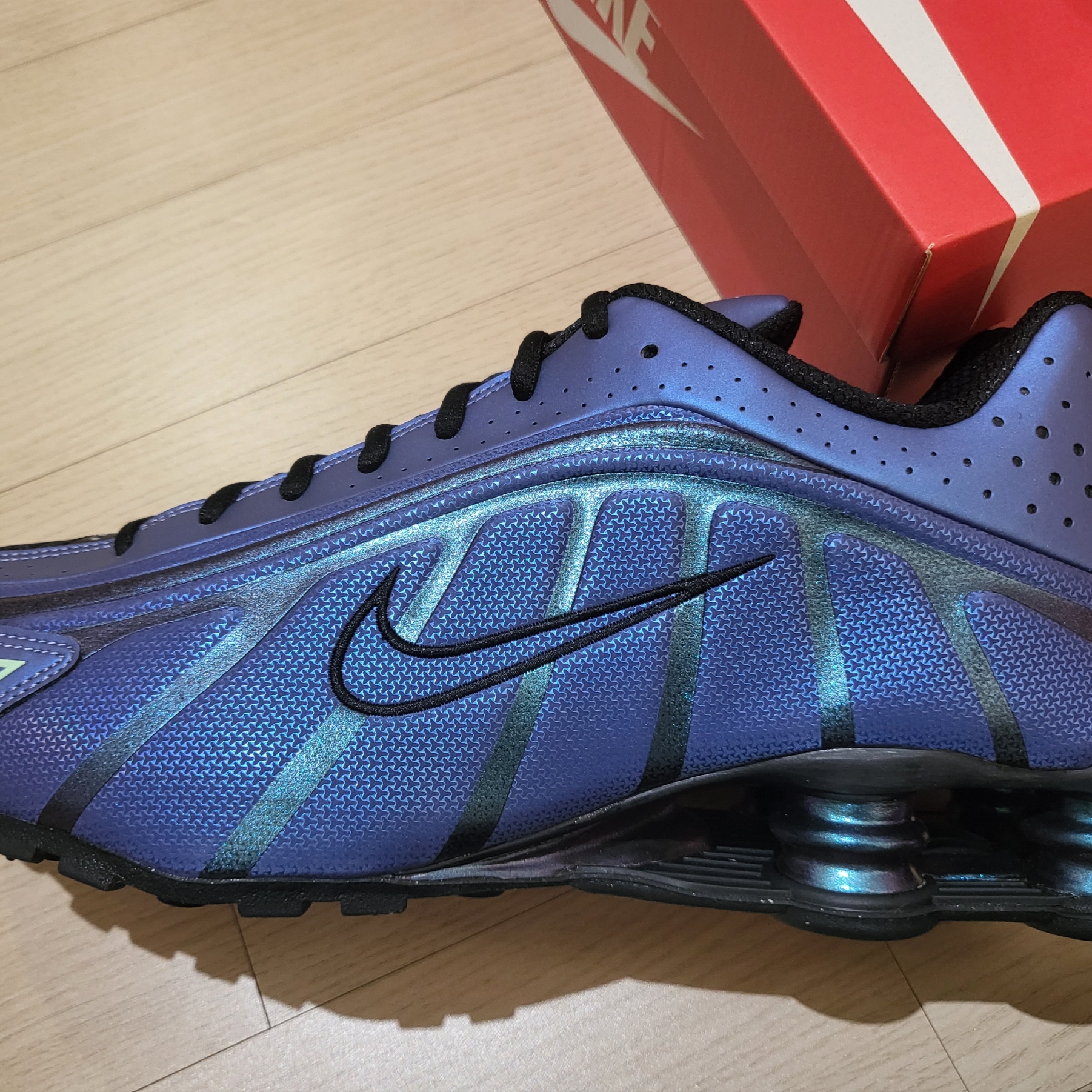 Nike Shox R4 Black and Hot Punch 착용 스타일 - 3