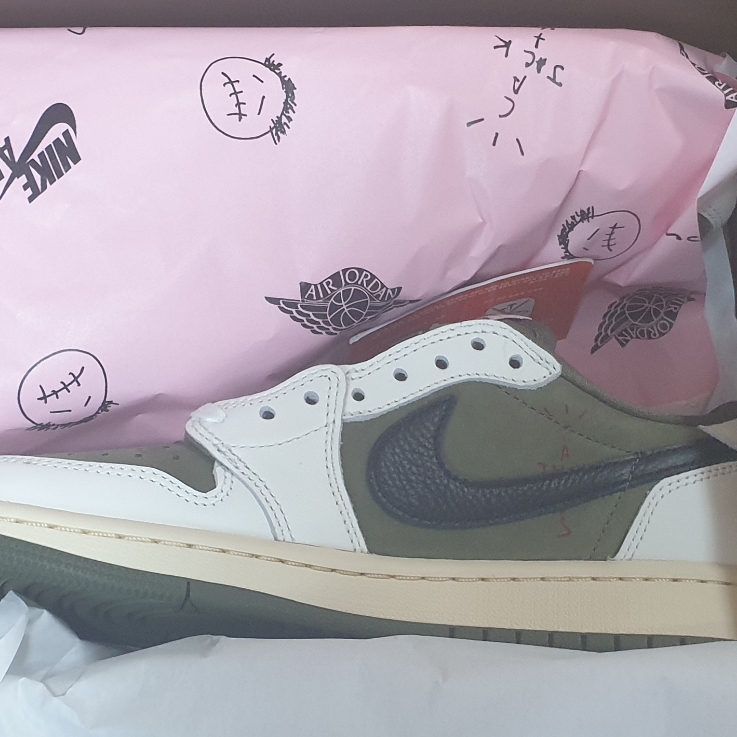 Jordan 1 x Travis Scott Retro Low OG SP Reverse Olive 착용 스타일