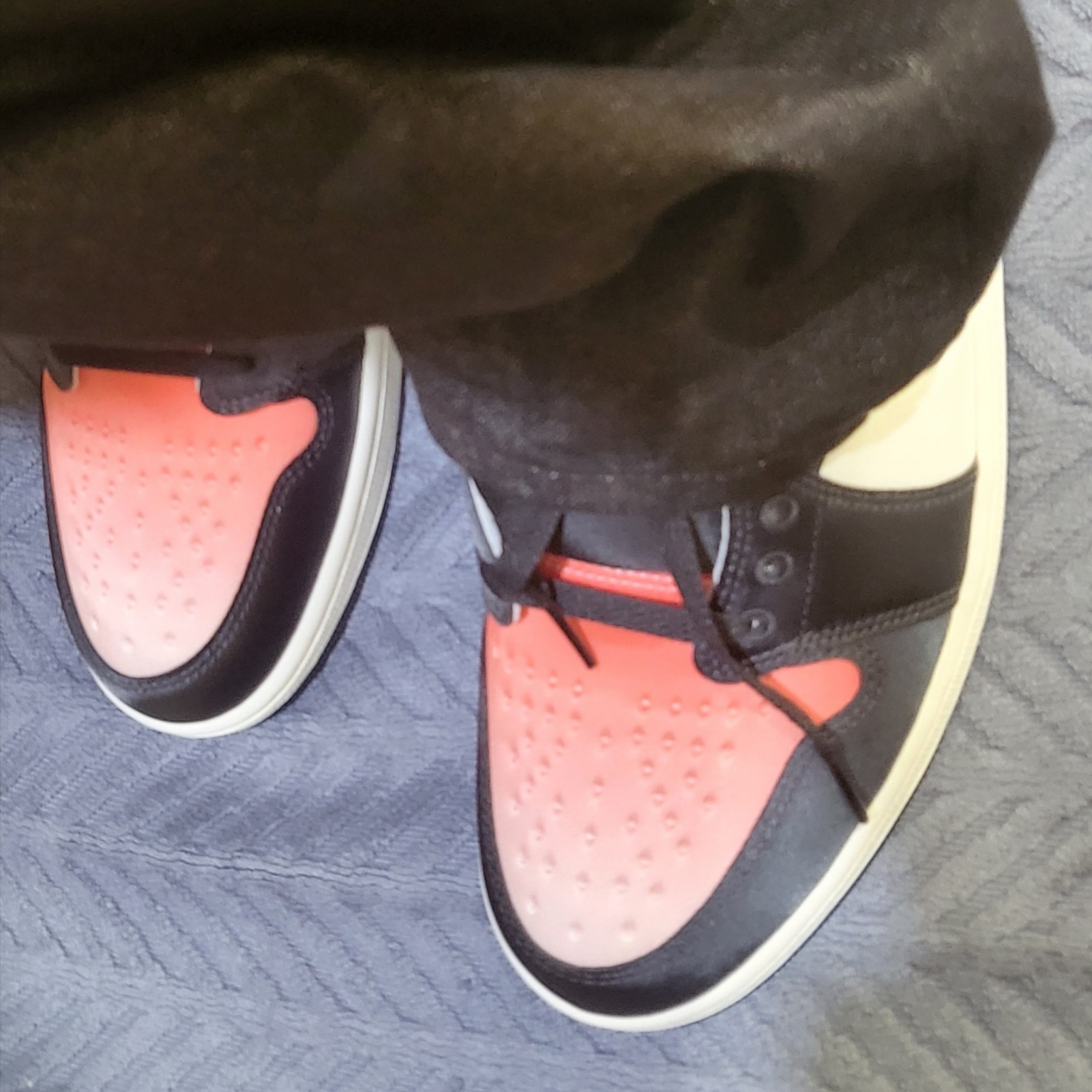Jordan 1 x Paris Saint-Germain Retro Low OG Sail and Off Noir 착용 스타일 - 2