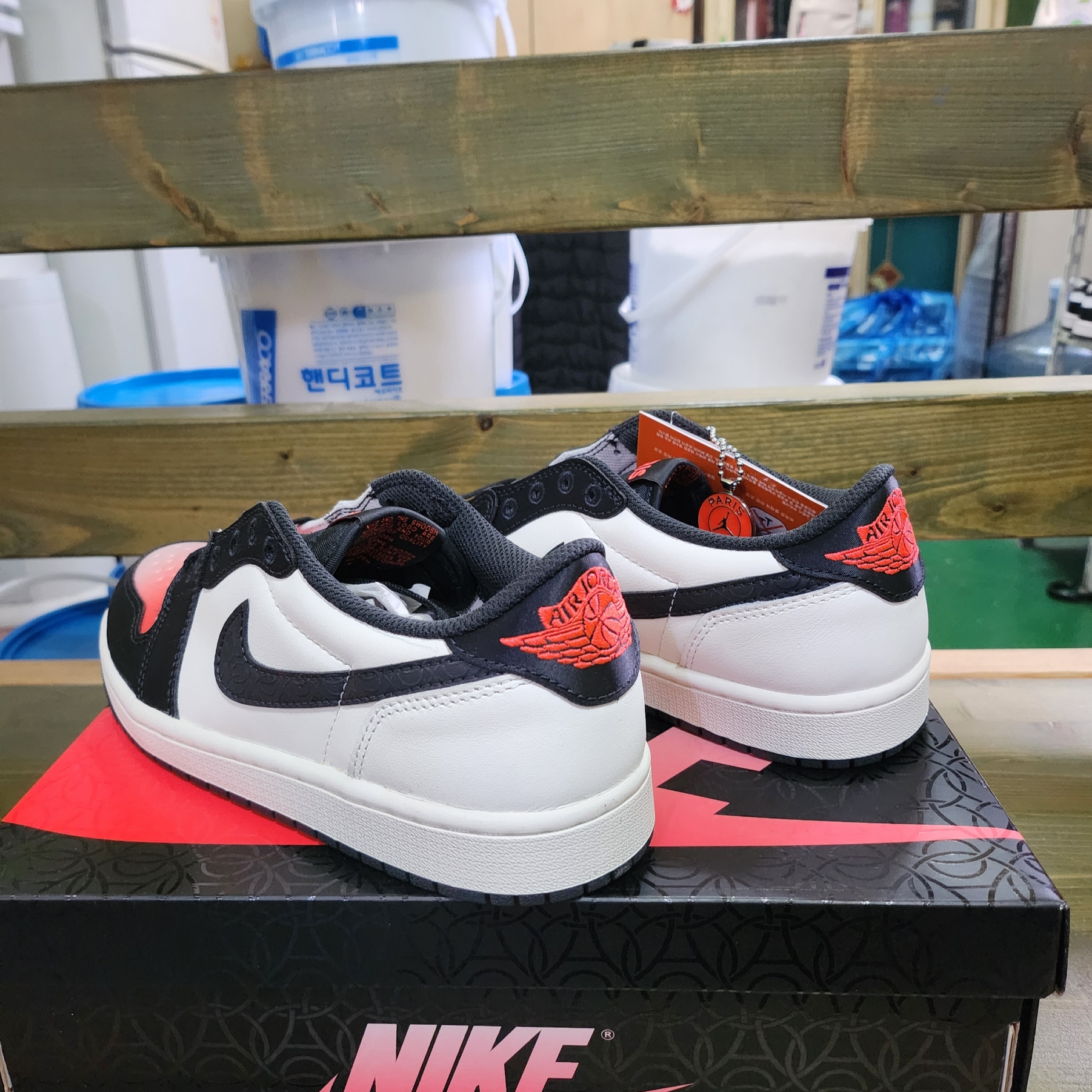 Jordan 1 x Paris Saint-Germain Retro Low OG Sail and Off Noir 착용 스타일 - 2