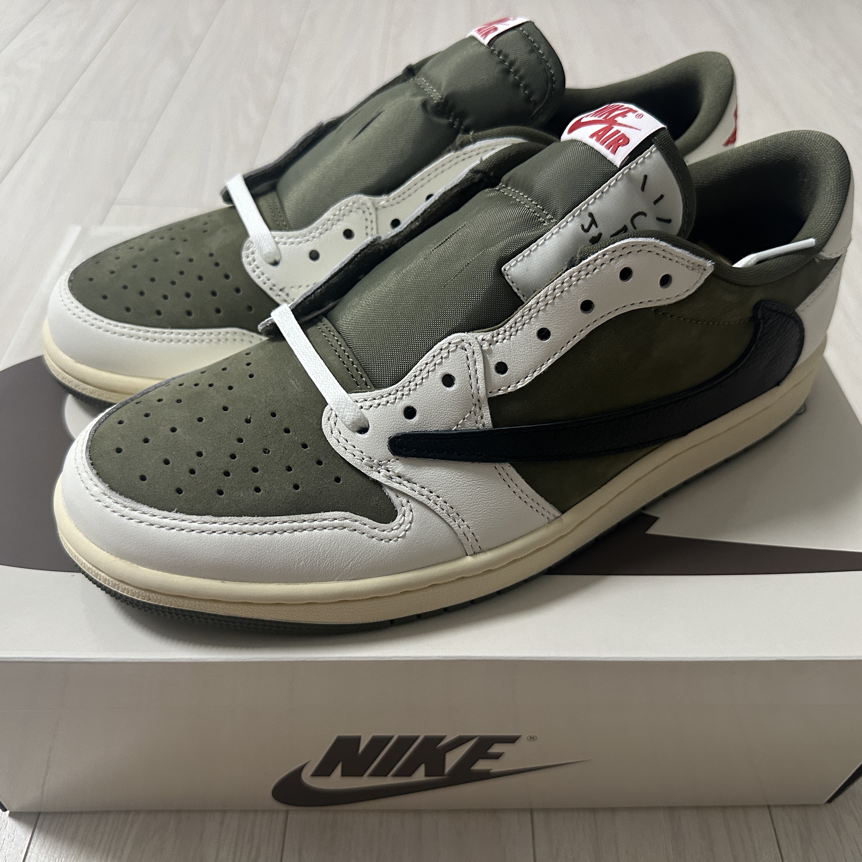 Jordan 1 x Travis Scott Retro Low OG SP Reverse Olive 착용 스타일