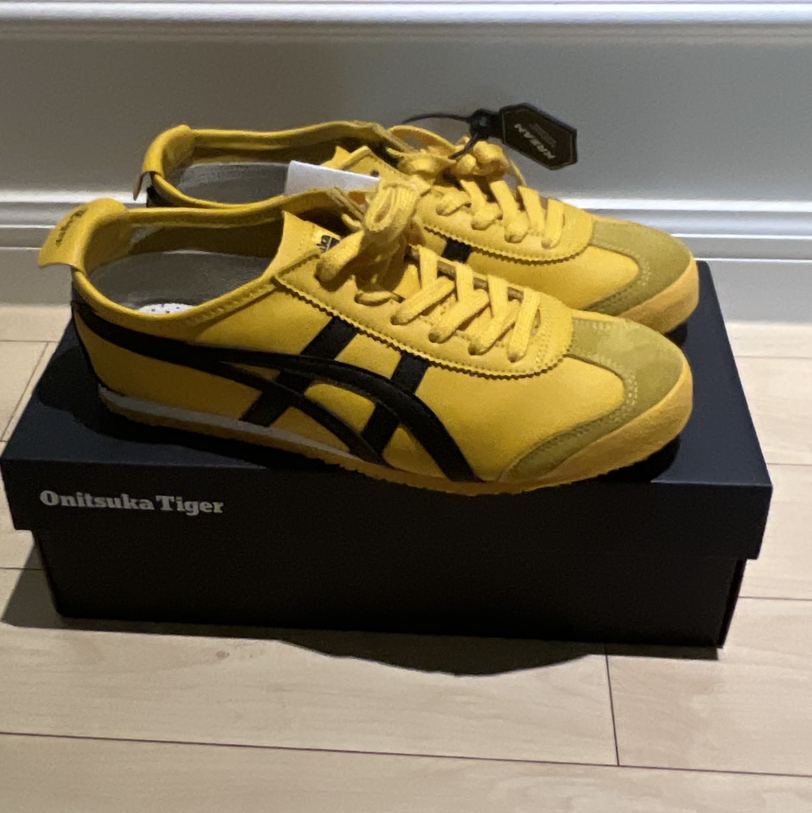 Onitsuka Tiger Mexico 66 Yellow Black 착용 스타일 - 3