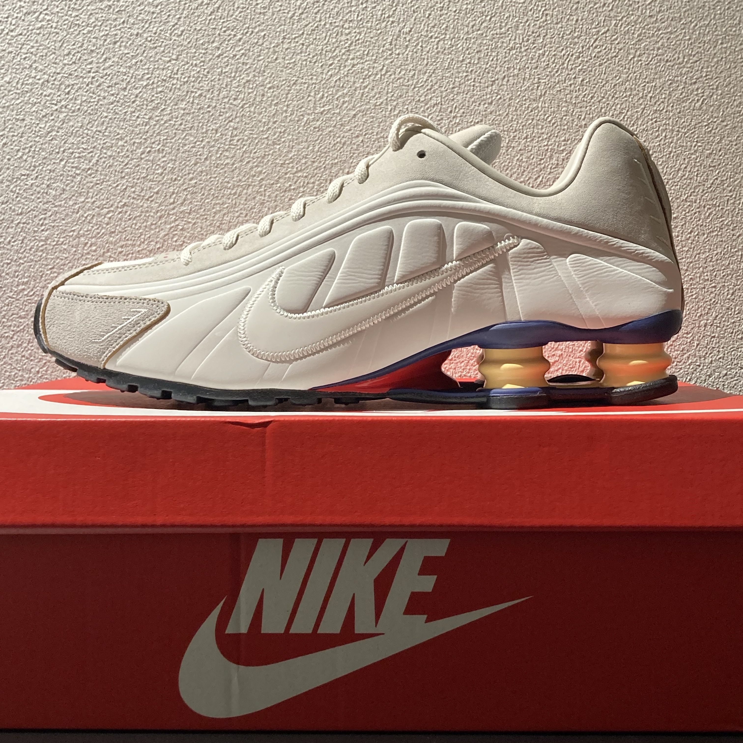 Nike Shox R4 PRM Light Iron Ore and Phantom 착용 스타일