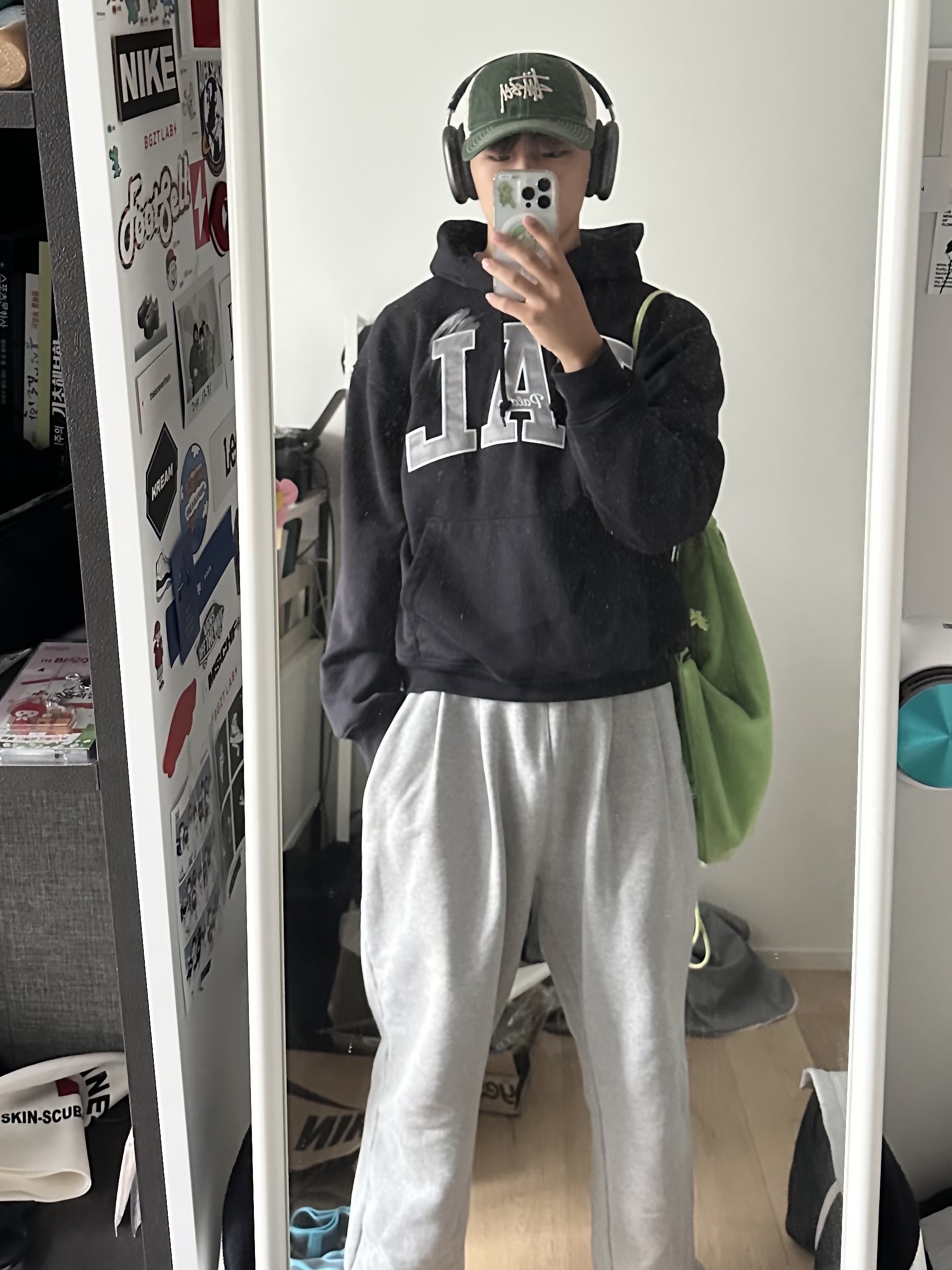 Palace x Gap Hood Black - 24SS, Stussy New Era 9twenty Basic Trucker Green 착용 스타일