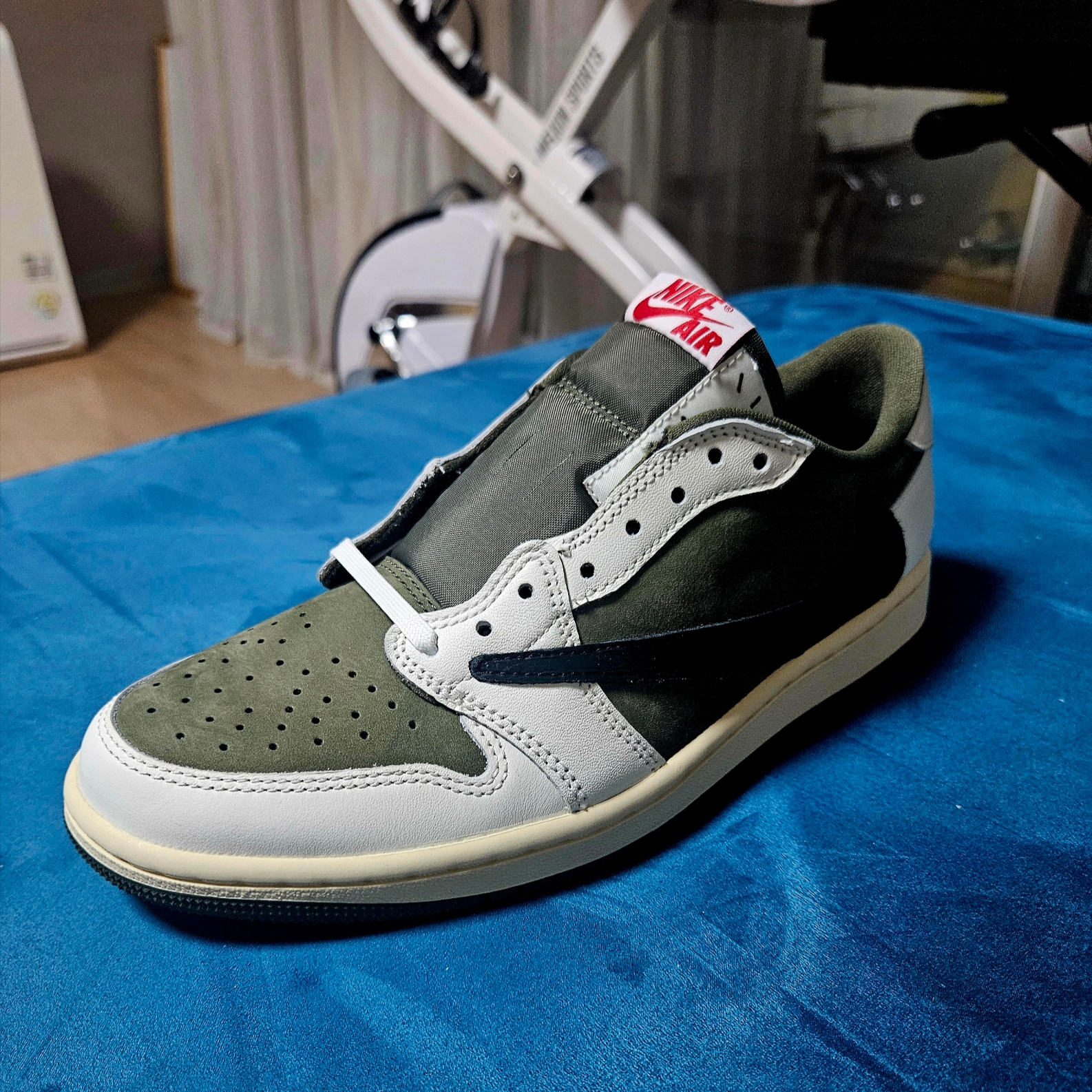 Jordan 1 x Travis Scott Retro Low OG SP Reverse Olive 착용 스타일
