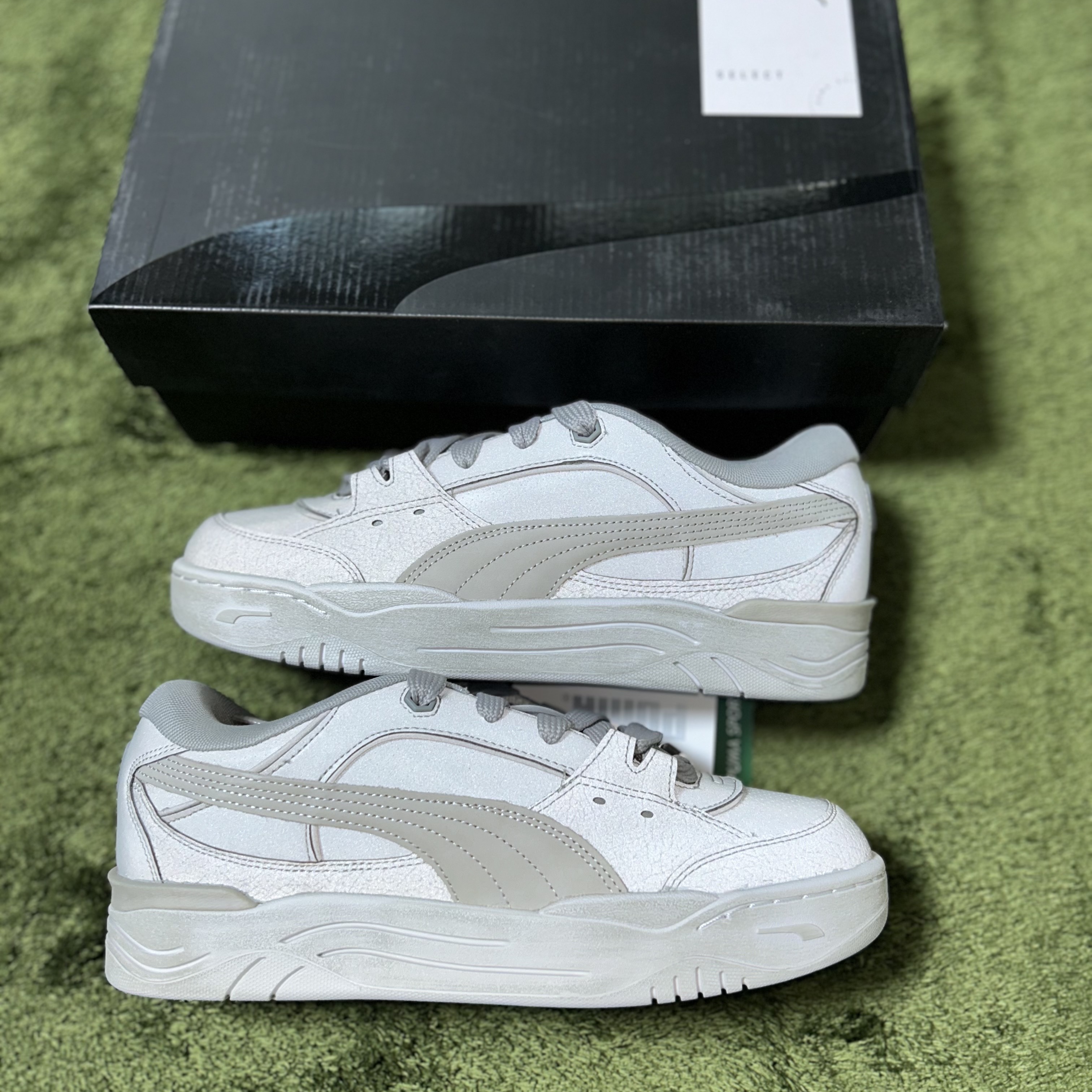Puma 180 Reflective Smoke Gray Feather Gray 착용 스타일 - 2