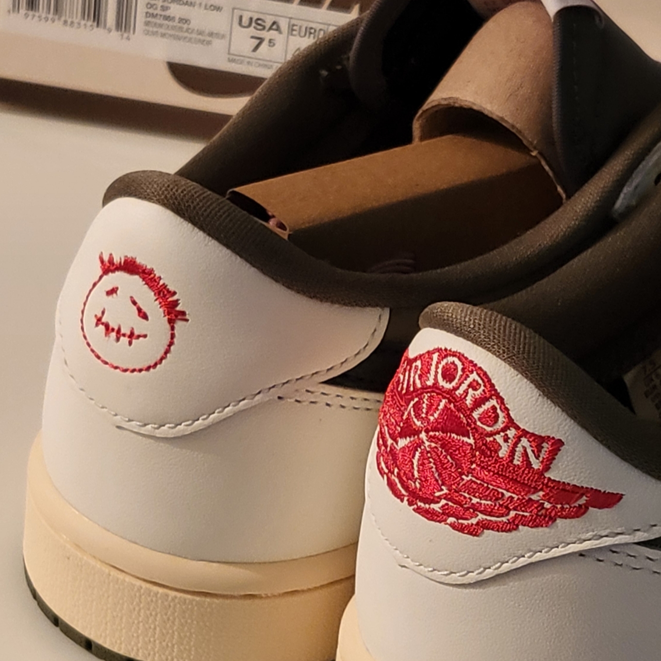 Jordan 1 x Travis Scott Retro Low OG SP Reverse Olive 착용 스타일 - 1