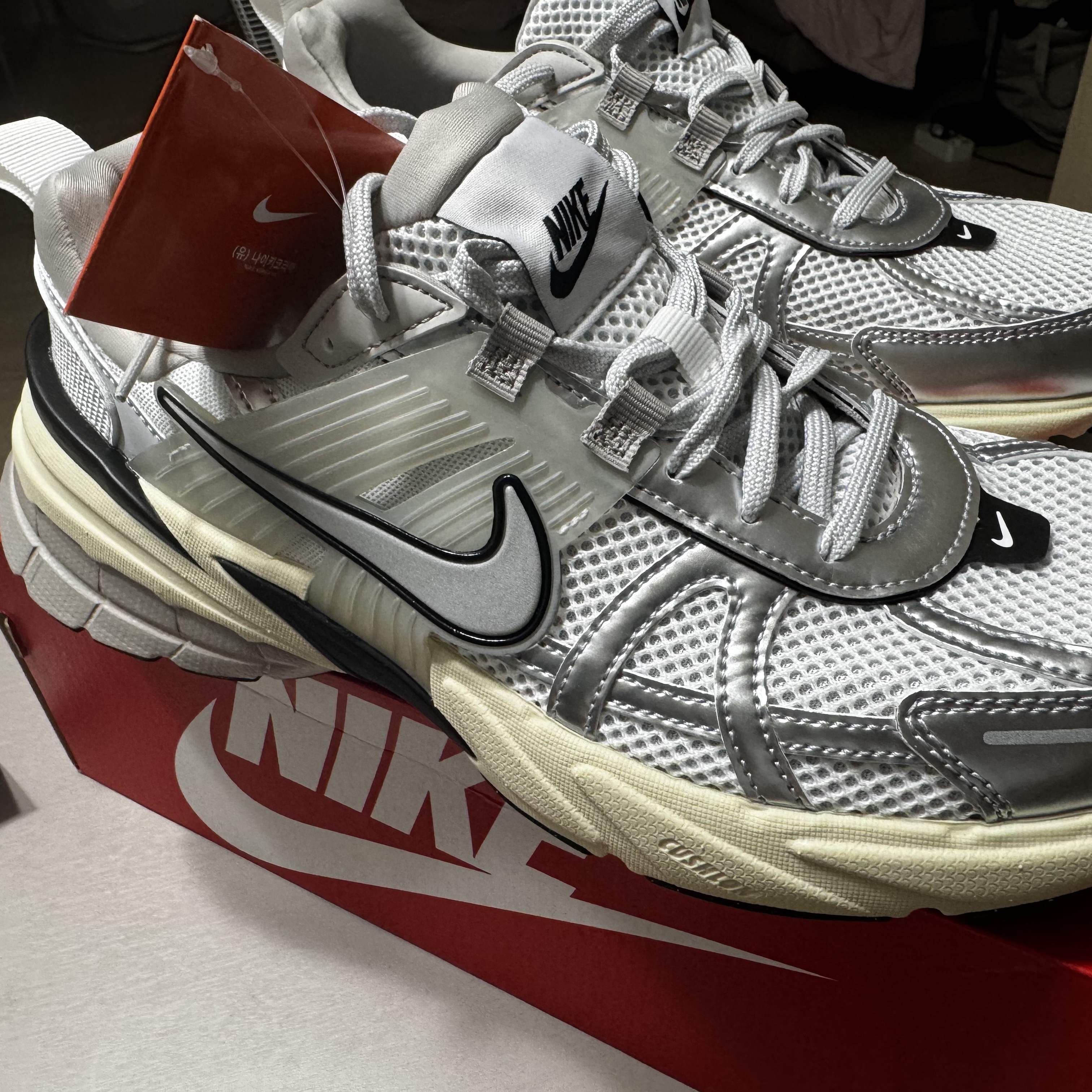 Nike V2K Run Pure Platinum Light Iron Ore 착용 스타일 - 2