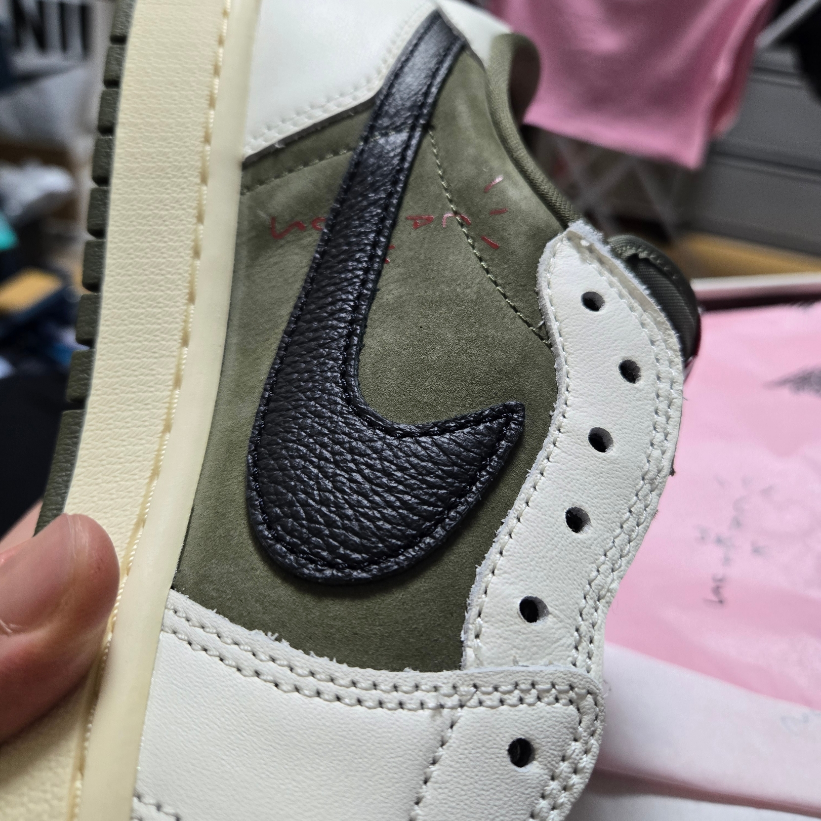 Jordan 1 x Travis Scott Retro Low OG SP Reverse Olive 착용 스타일 - 2