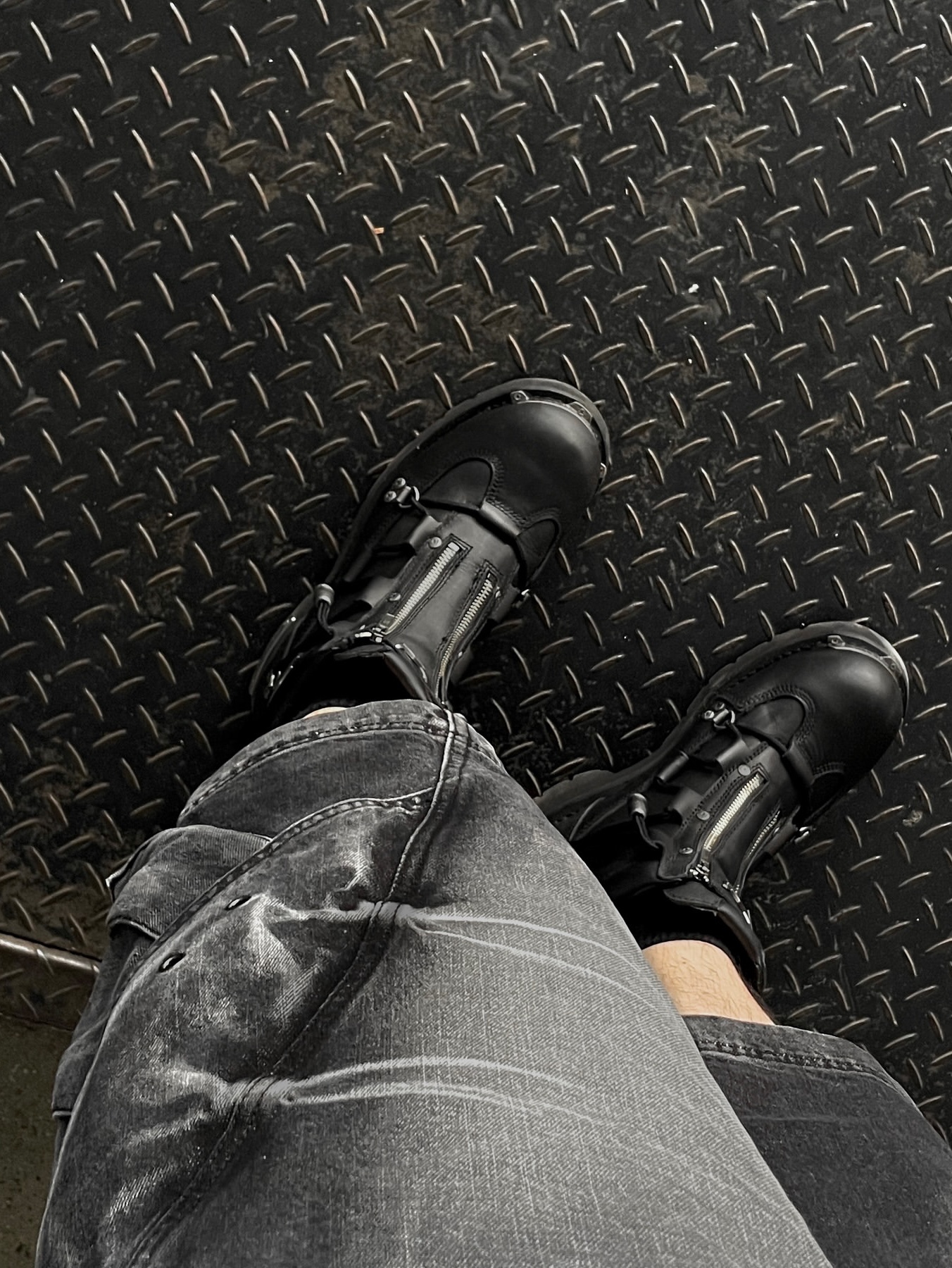 BLR Curved Cover Cargo Bermuda Washing Denim Pants Black 착용 스타일