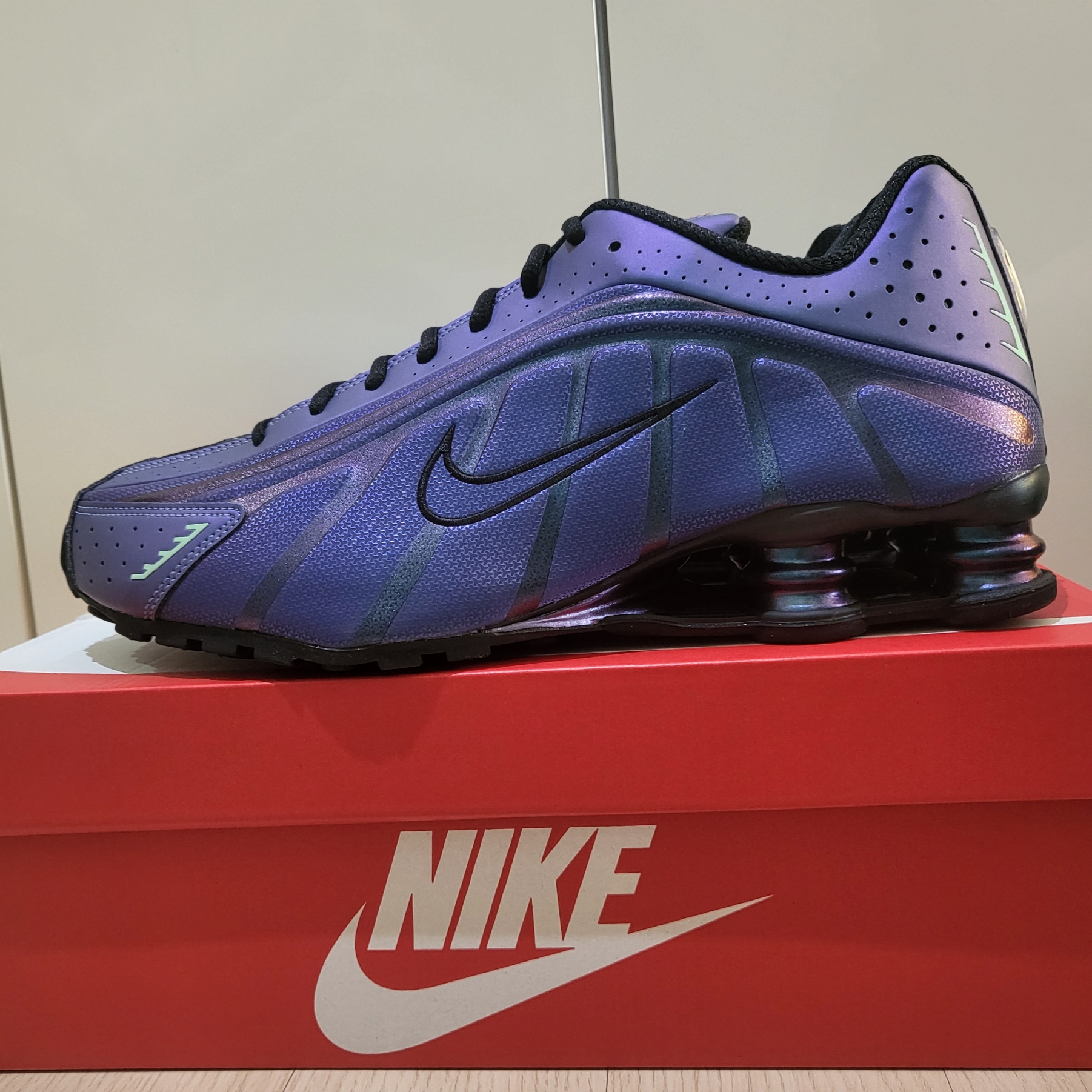 Nike Shox R4 Black and Hot Punch 착용 스타일 - 2