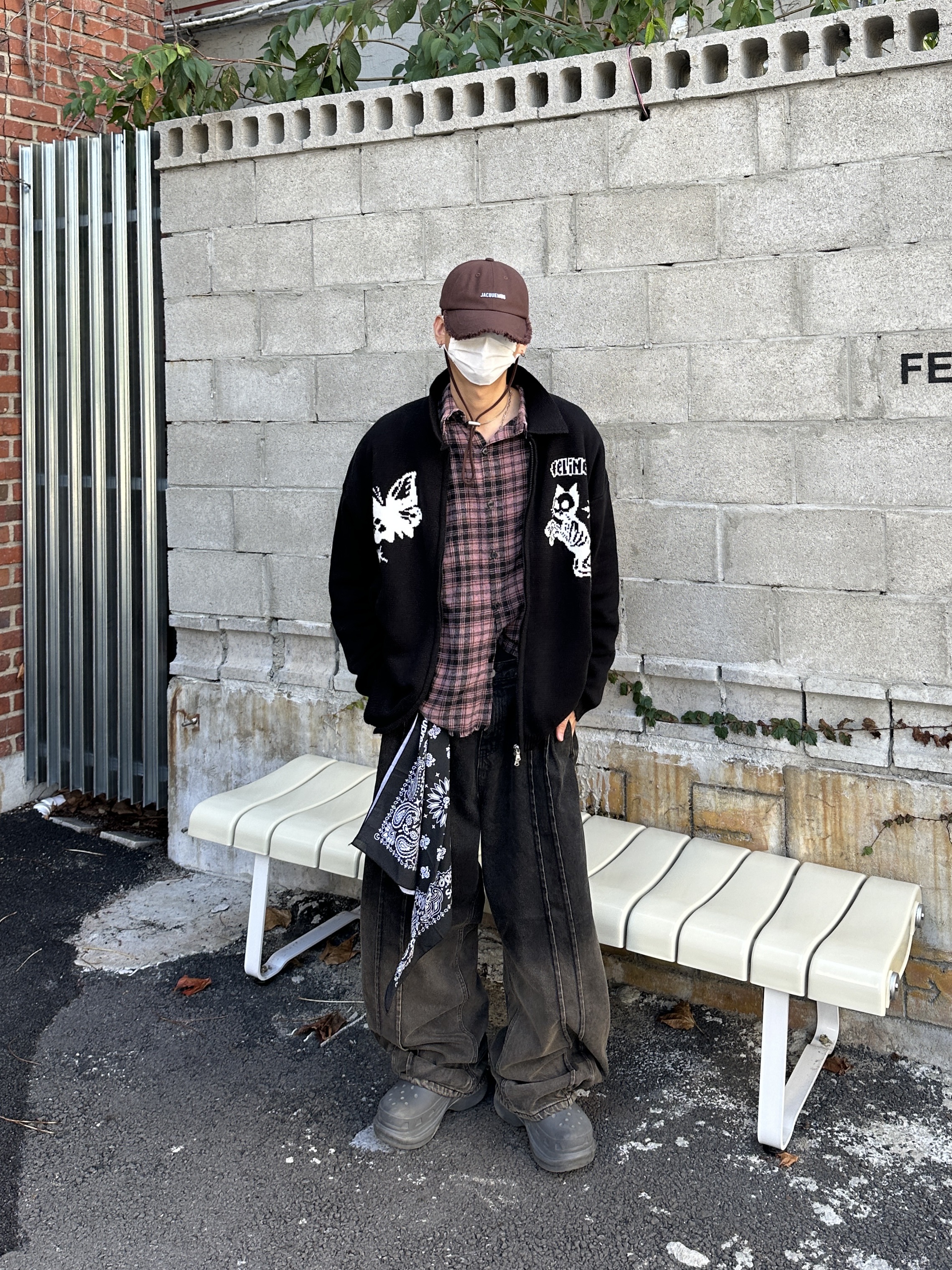 Jacquemus La Casquette Artichaut Fringe Baseball Cap Brown, Supreme Hav-A-Hank Bandanas Multicolor (Set of 3) - 24SS 착용 스타일 - 2