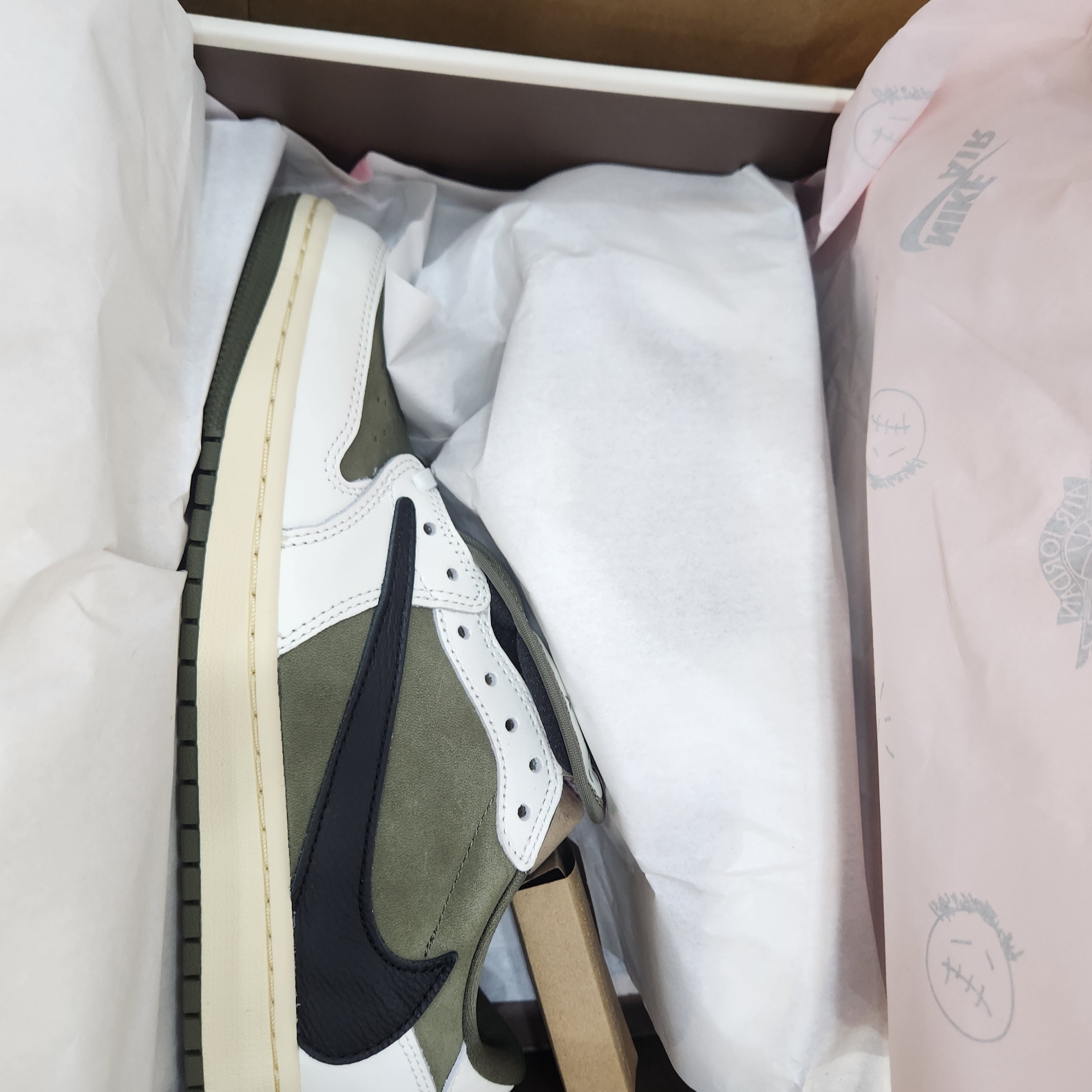Jordan 1 x Travis Scott Retro Low OG SP Reverse Olive 착용 스타일