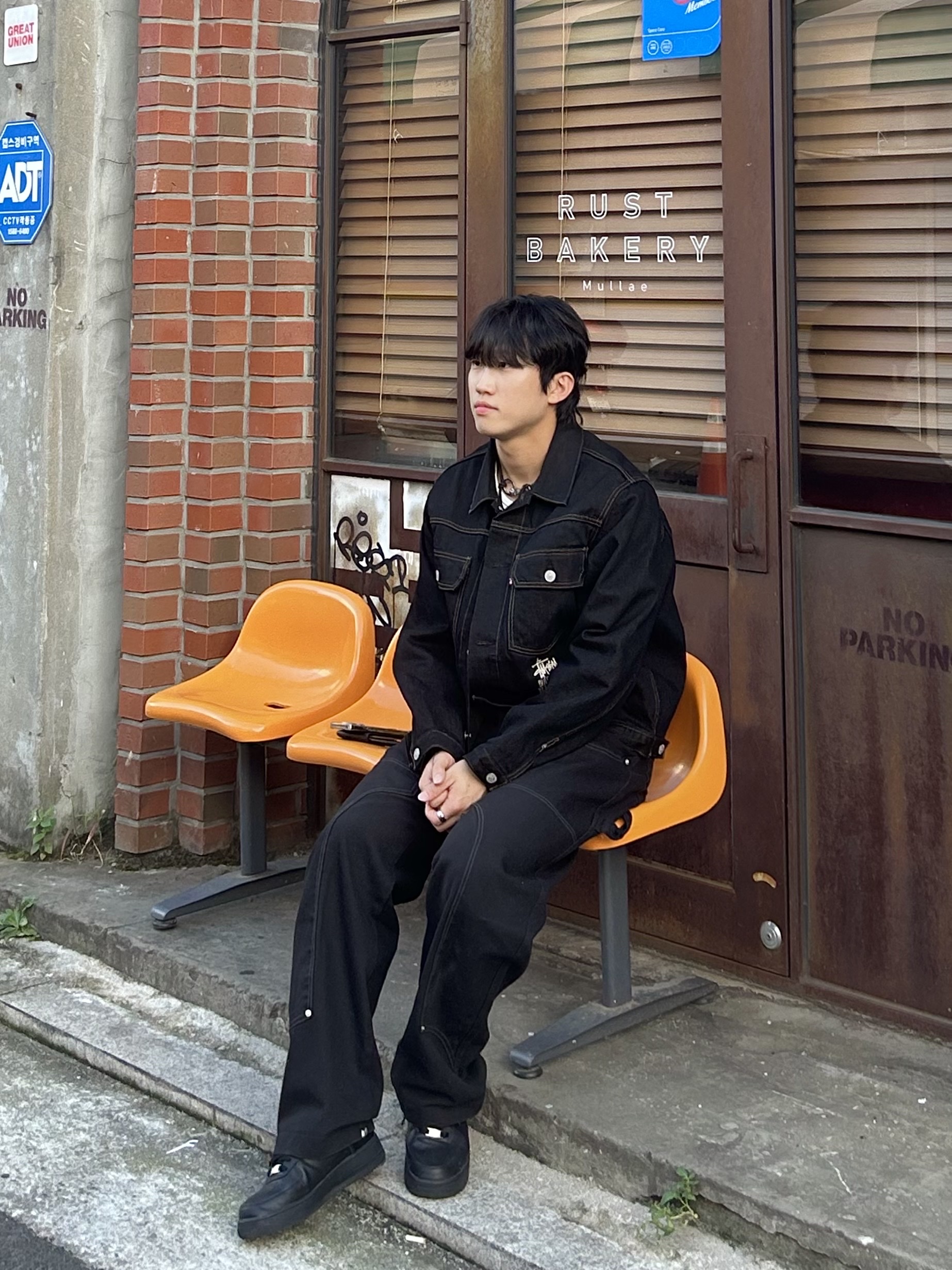 Stussy x Levi's Crispy Rinse Trucker Jacket Black, Nike Air Force 1 '07 Low Triple Black 착용 스타일 - 3