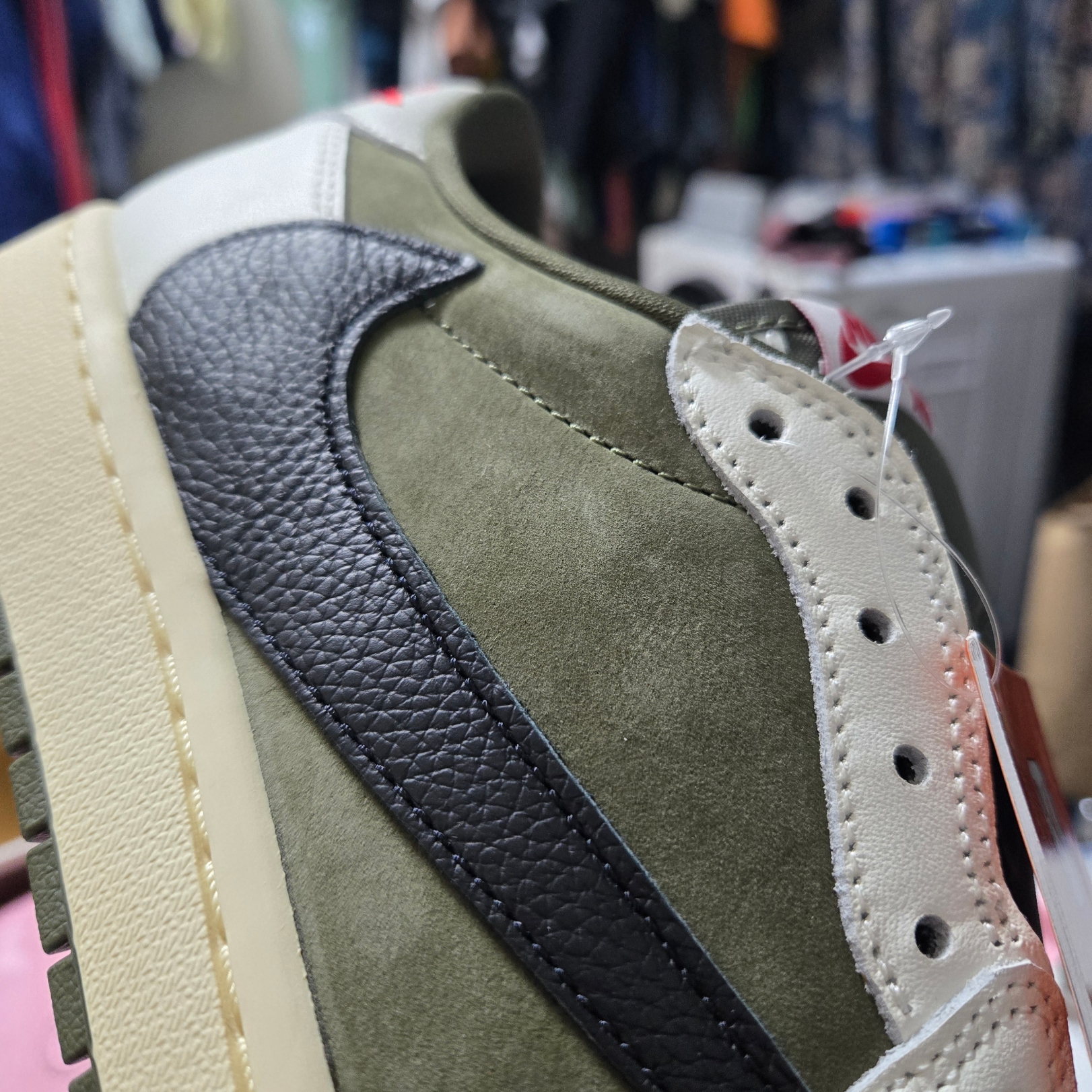 Jordan 1 x Travis Scott Retro Low OG SP Reverse Olive 착용 스타일 - 5