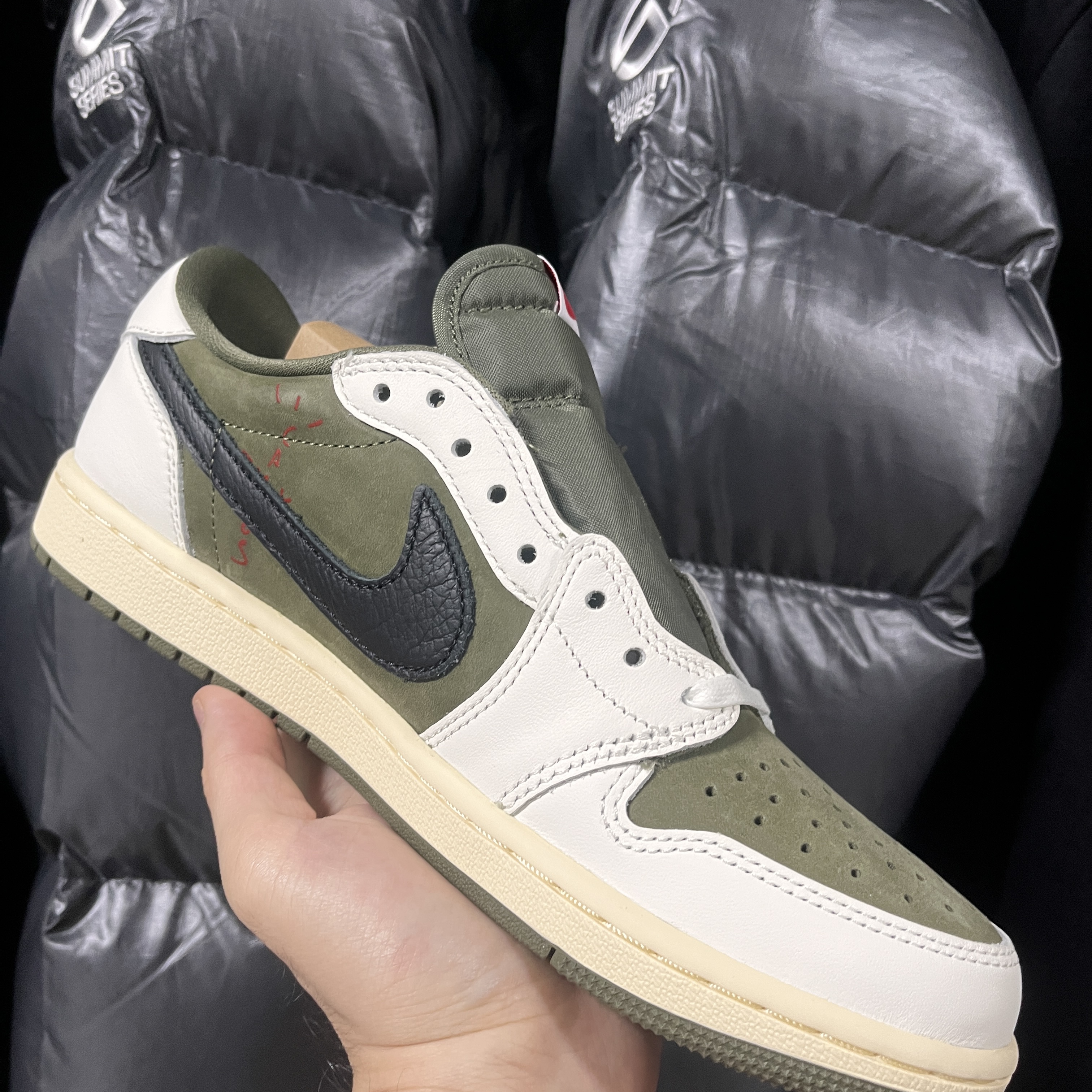 Jordan 1 x Travis Scott Retro Low OG SP Reverse Olive, The North Face Quantum Nuptse RDS Down Jacket Silver Gray 착용 스타일 - 2