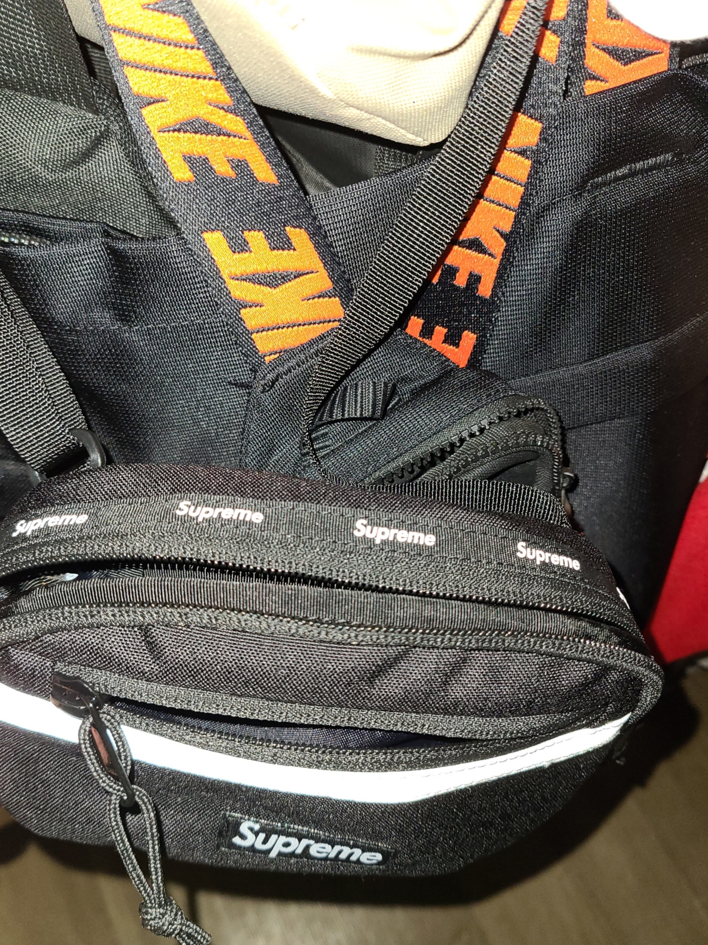 Supreme Mini Side Bag Black - 24FW 착용 스타일 - 2