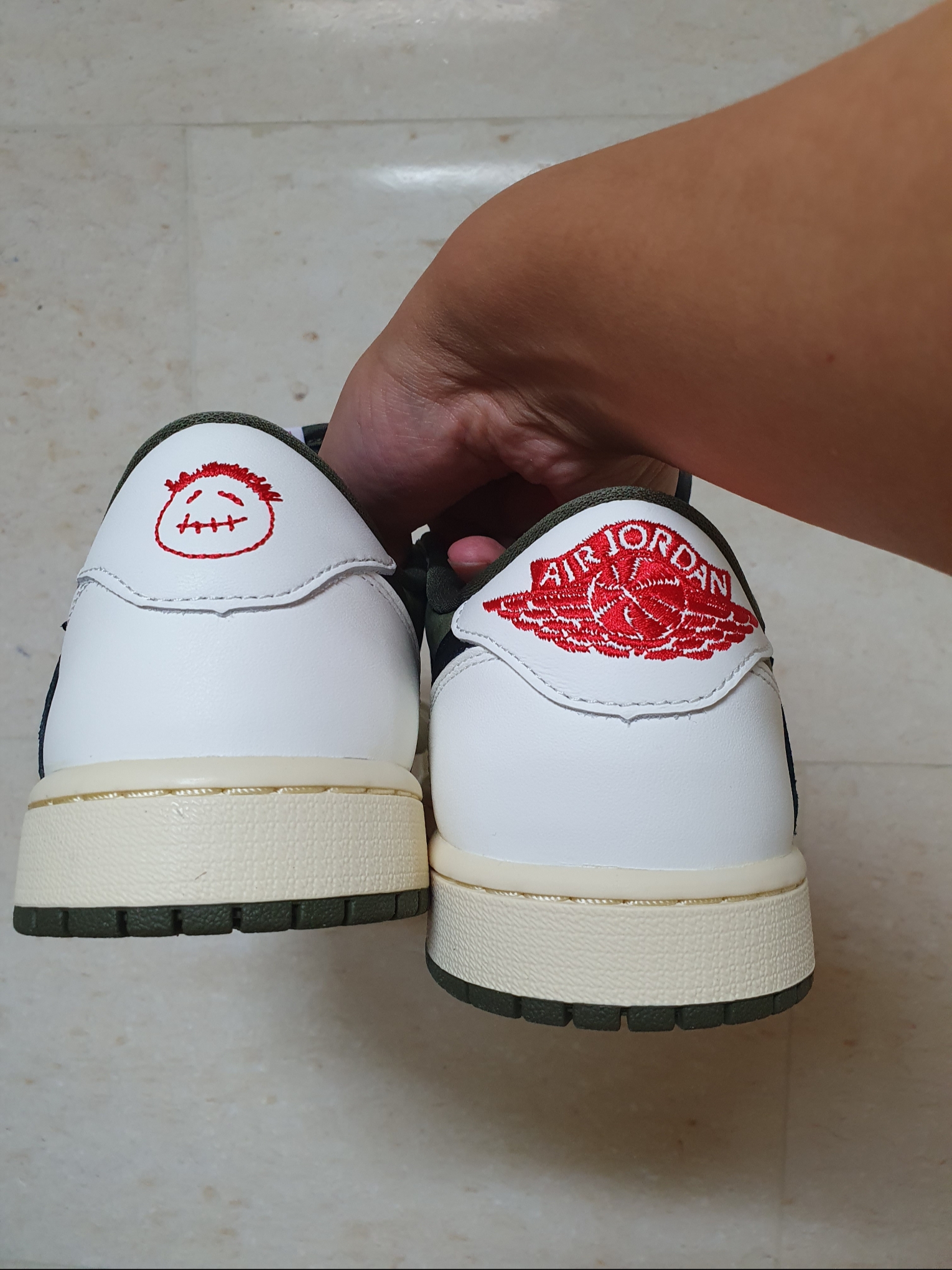 Jordan 1 x Travis Scott Retro Low OG SP Reverse Olive 착용 스타일 - 4