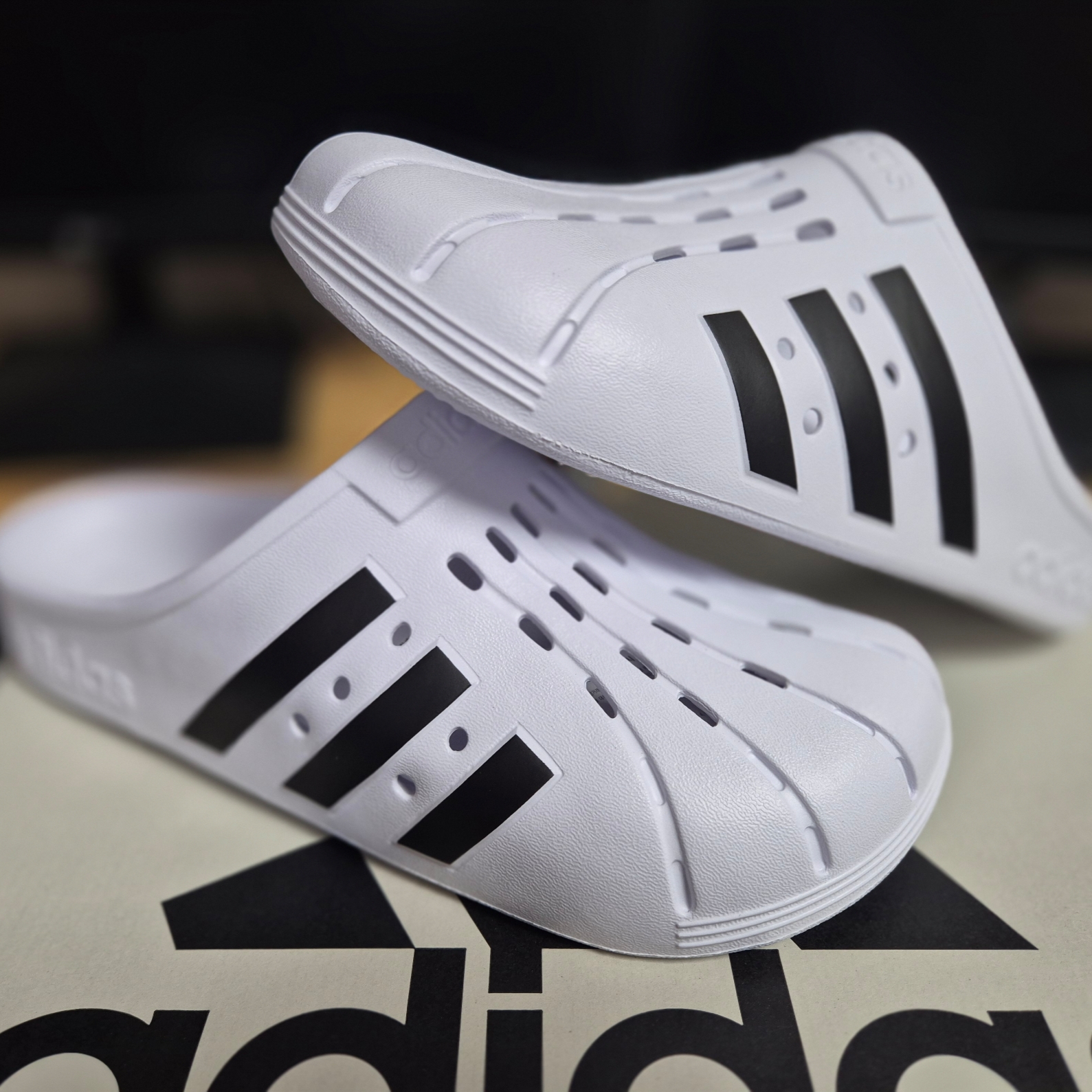 Adidas Adilette Clog White Black 착용 스타일